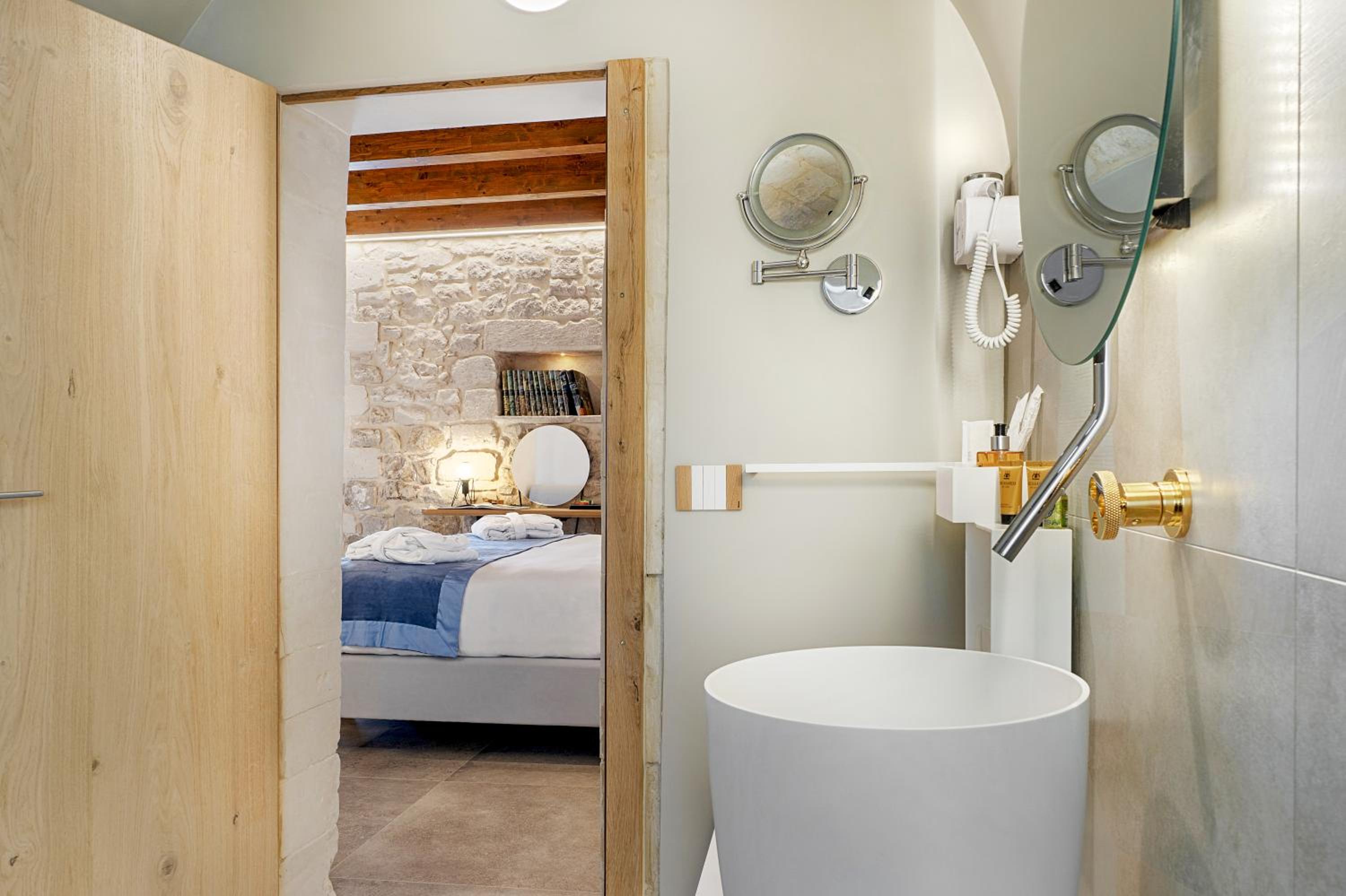 Suite with Panoramic Balcony photo 2