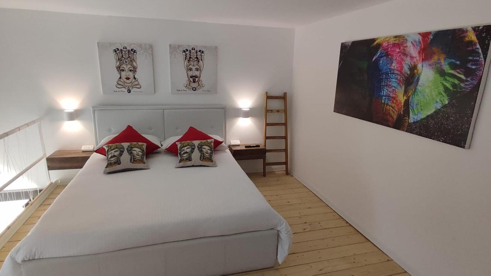 King Room with Balcony - Photo 2