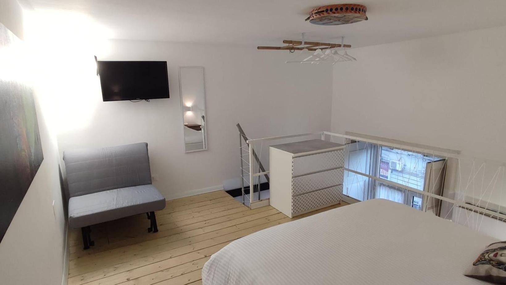 King Room with Balcony - Photo 3
