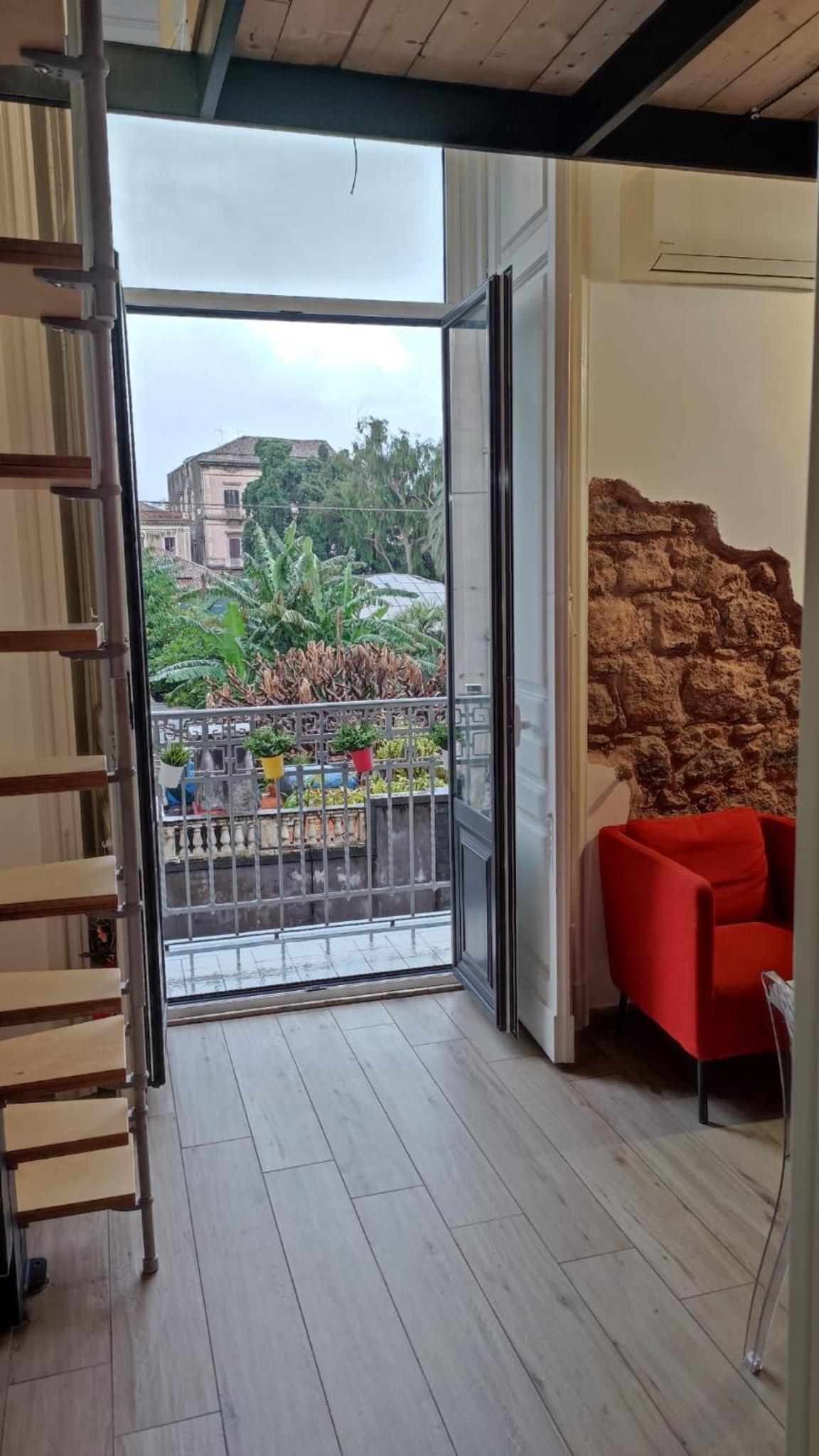 King Room with Balcony - Photo 11
