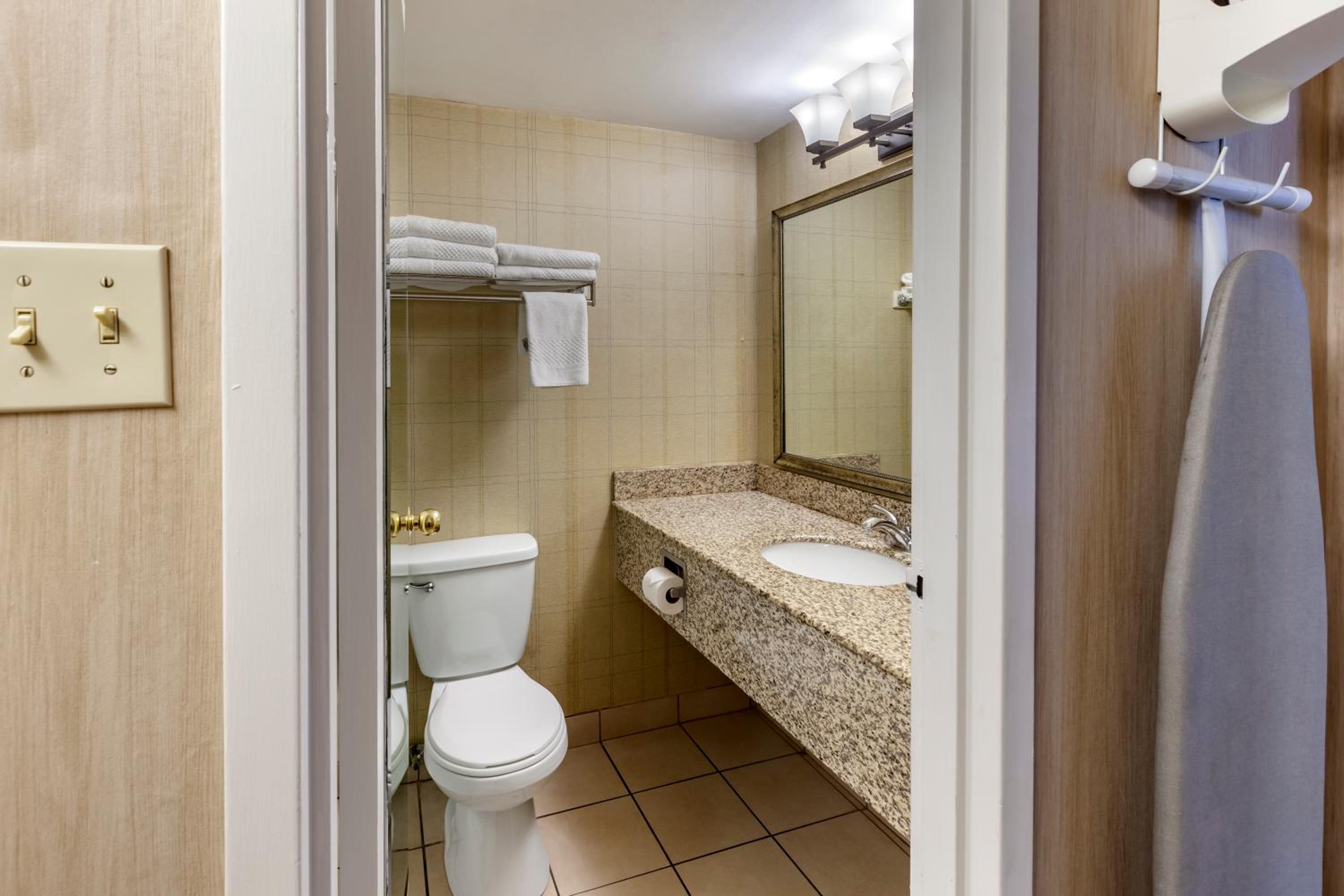 Queen Room with Two Queen Beds - Non-Smoking/Pet Friendly - Photo 4