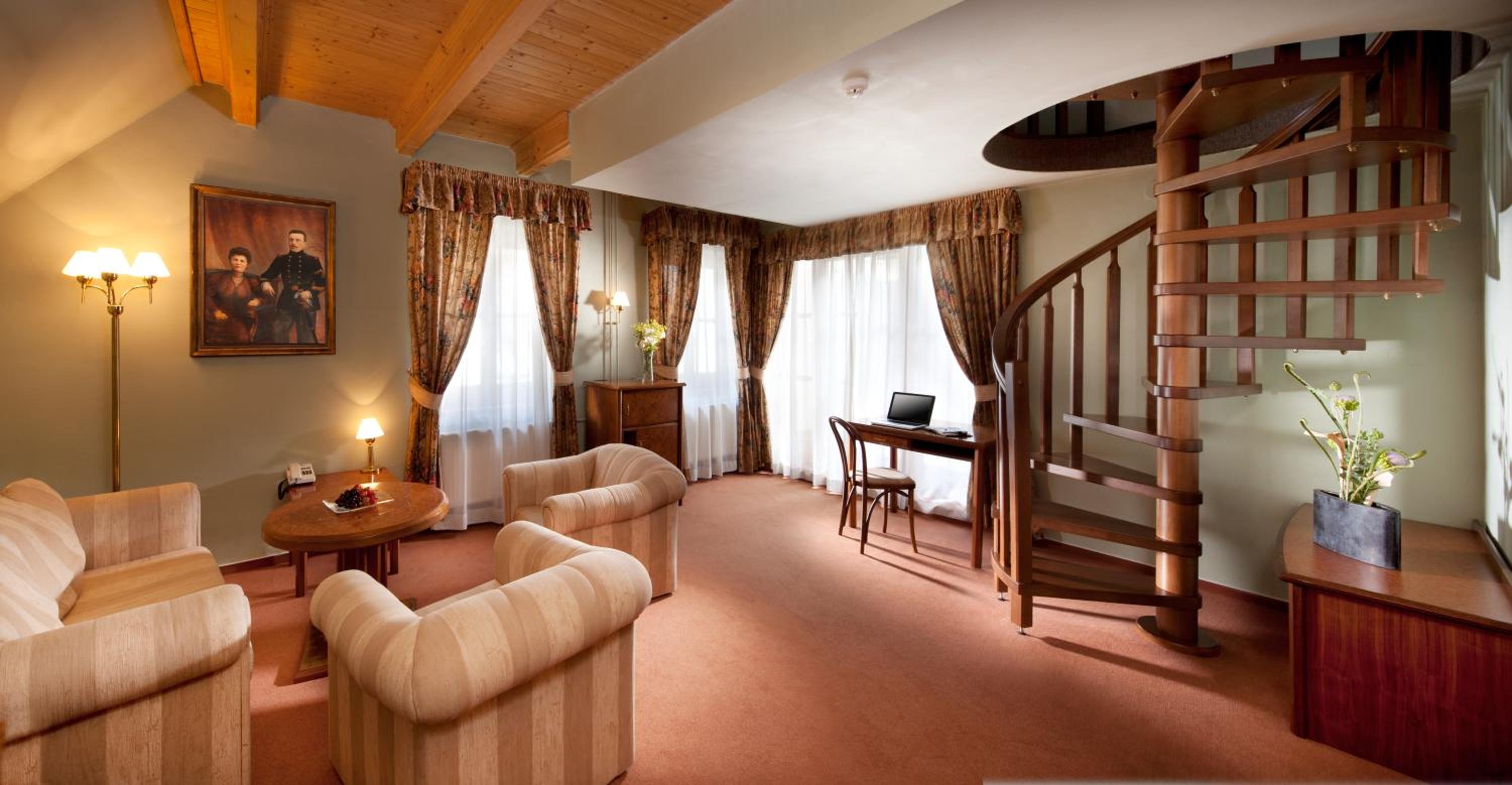 Suite - Photo 1