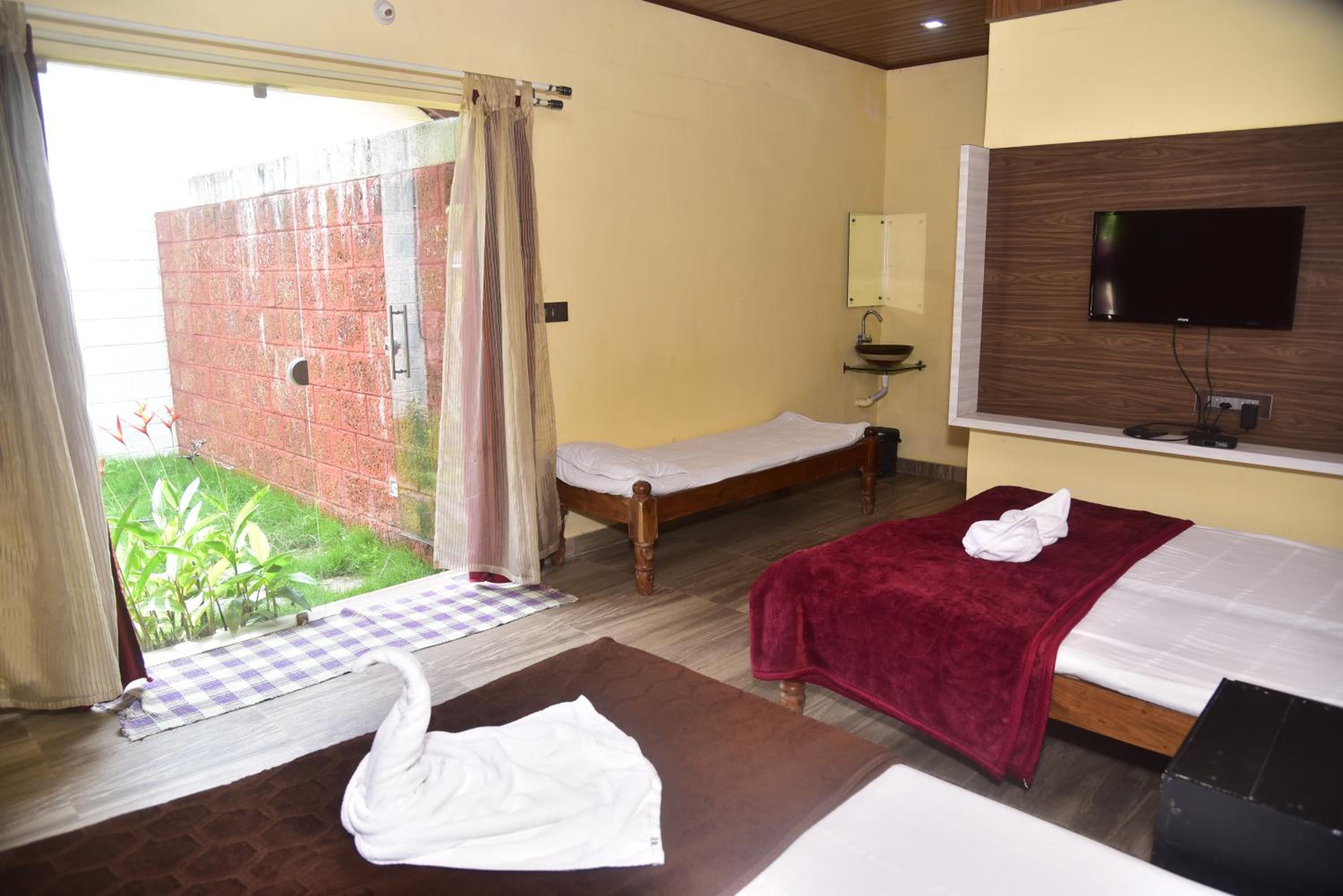 King Room with Two King Beds photo 1