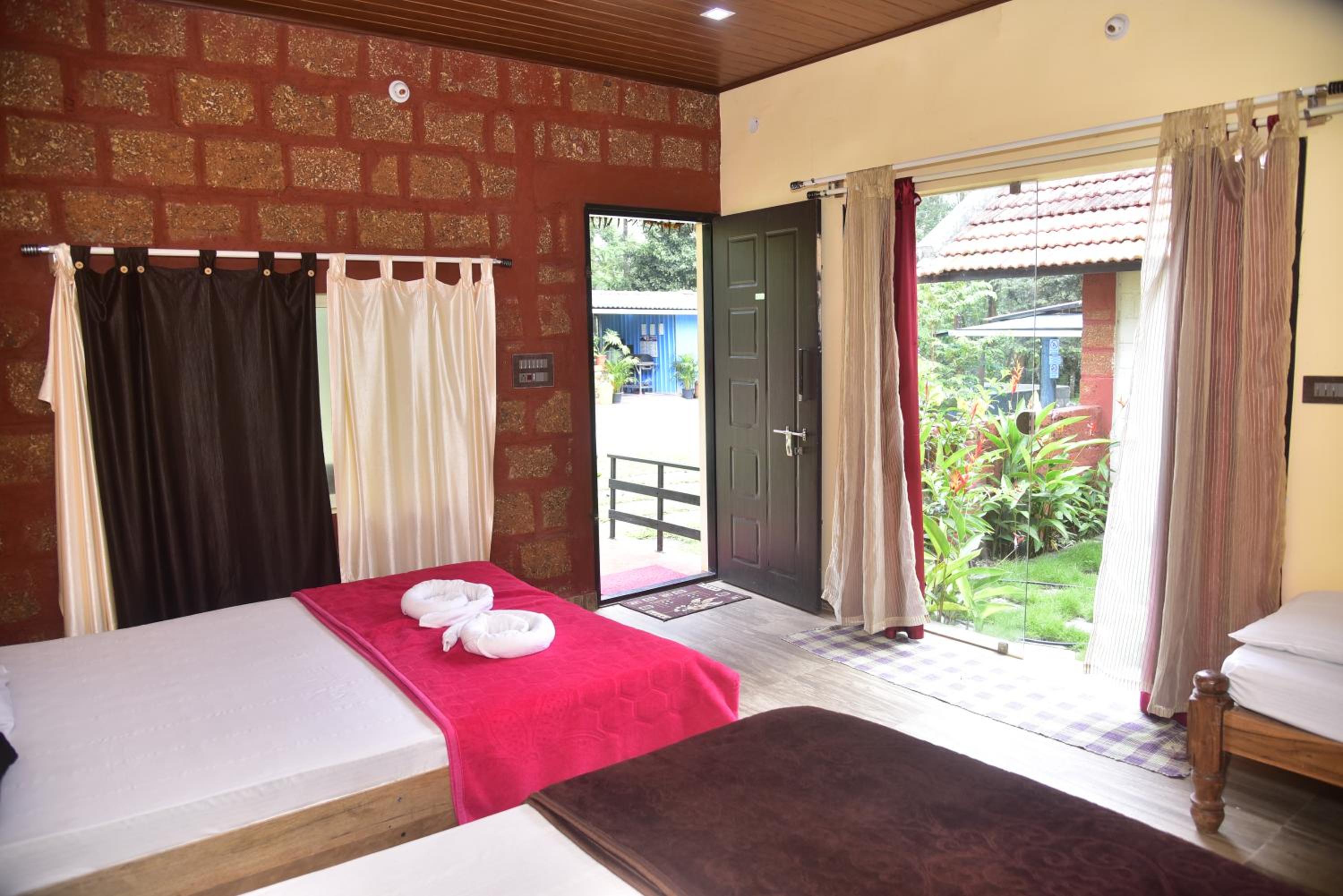 King Room with Two King Beds photo 3