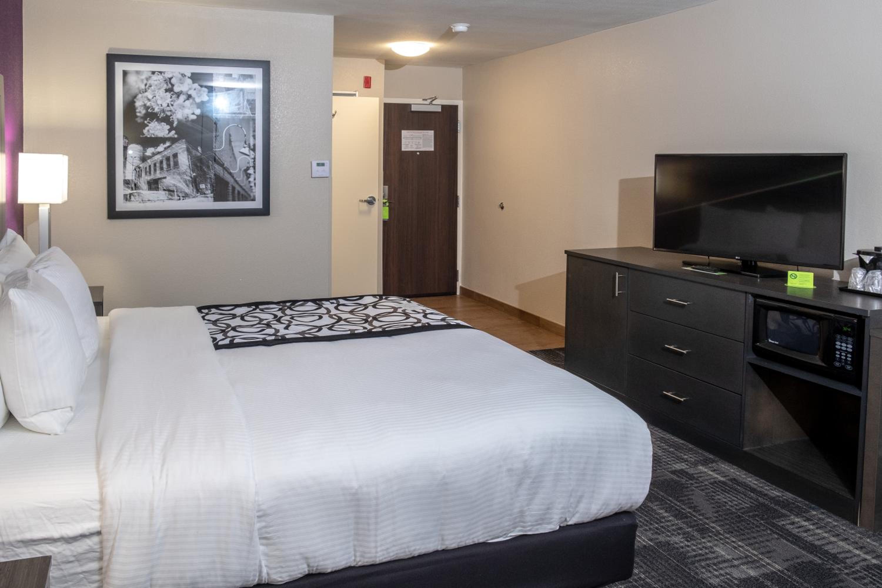 Deluxe King Room - Non-Smoking - Photo 2