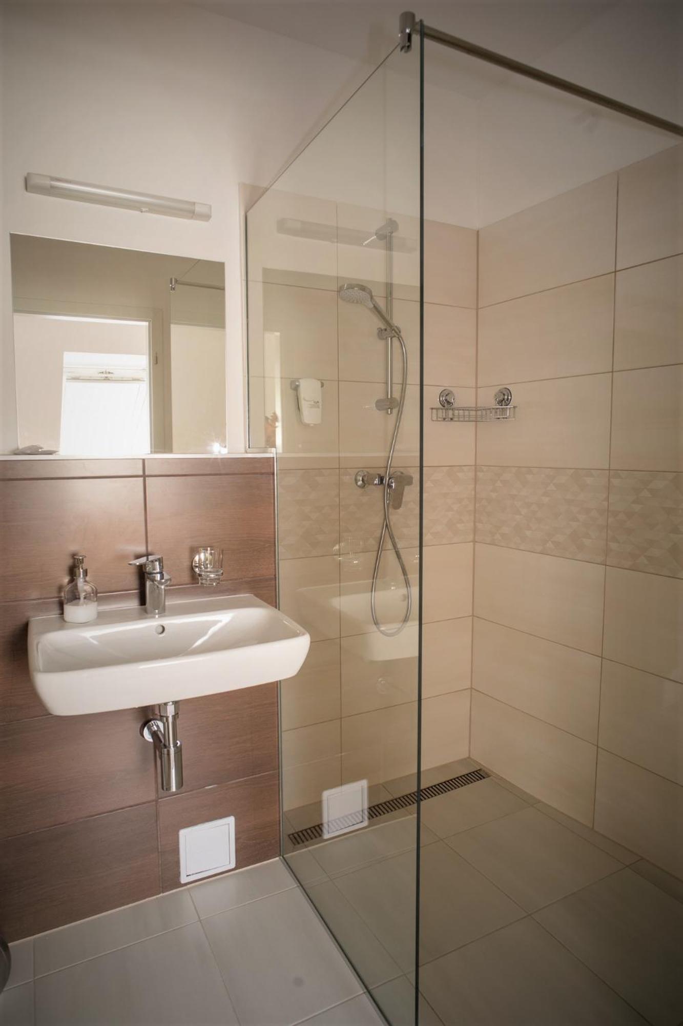 Double or Twin Room - Photo 6
