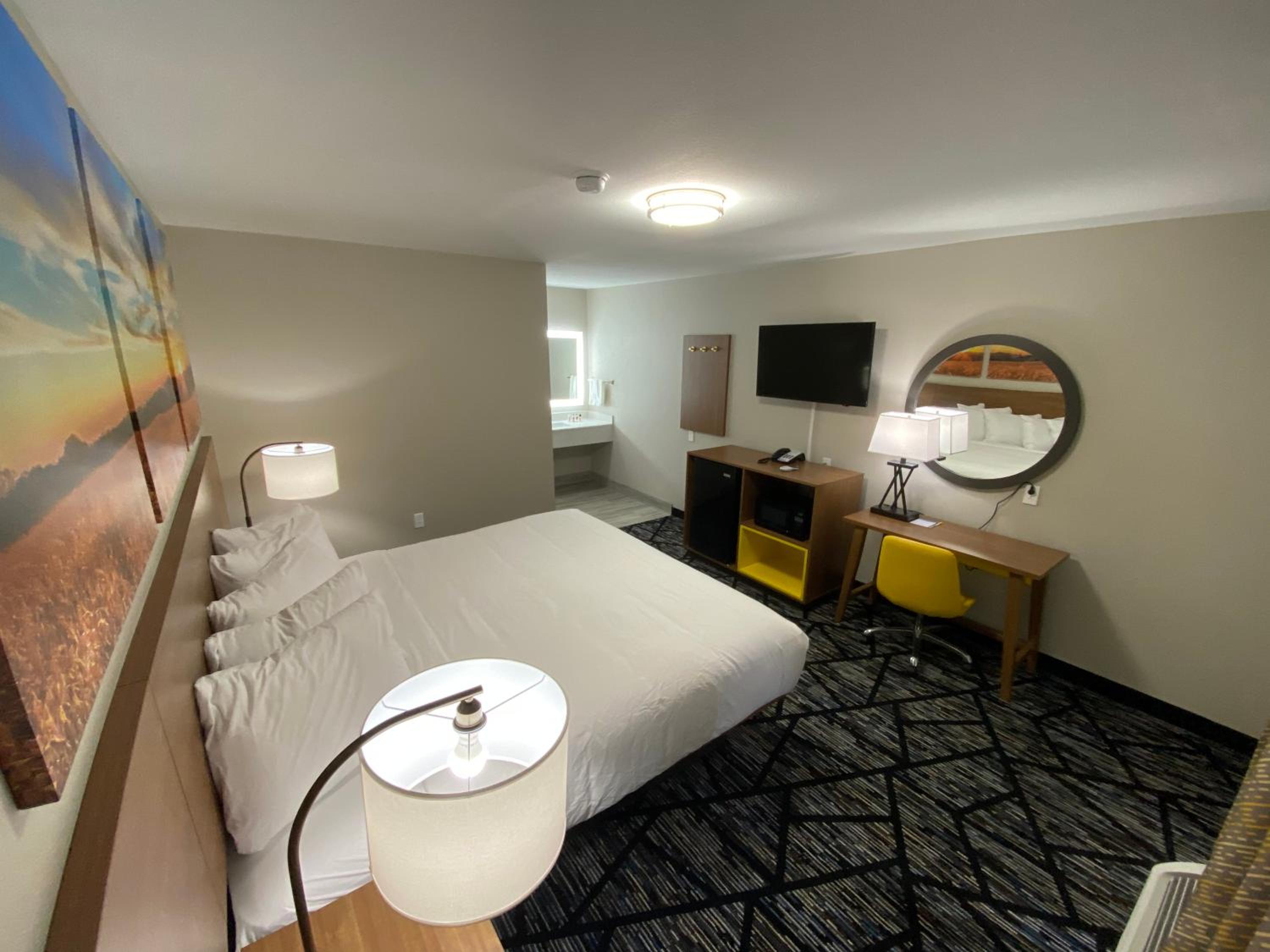 King Room - Non-Smoking - Photo 2