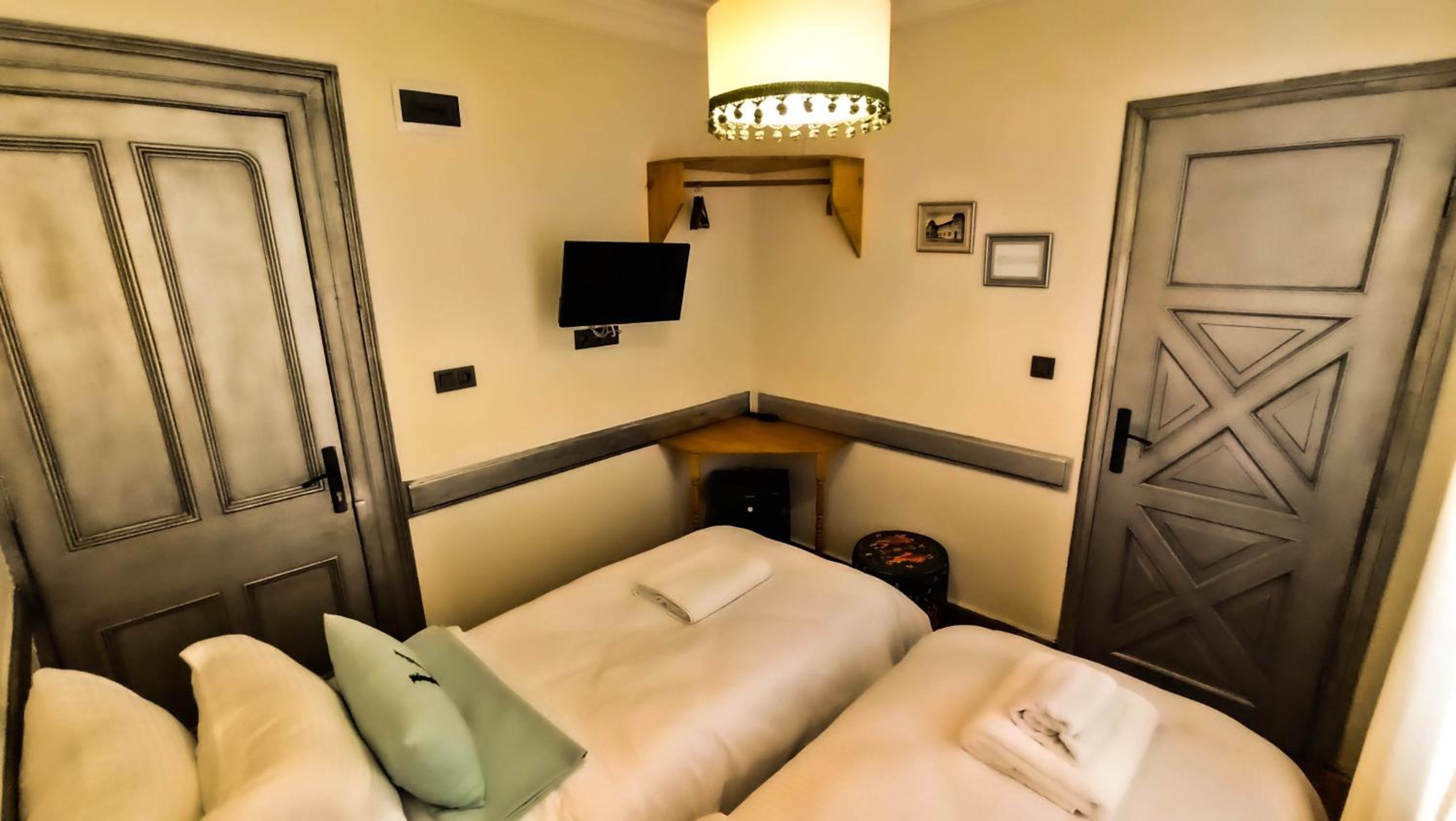 Budget Double or Twin Room - Photo 11