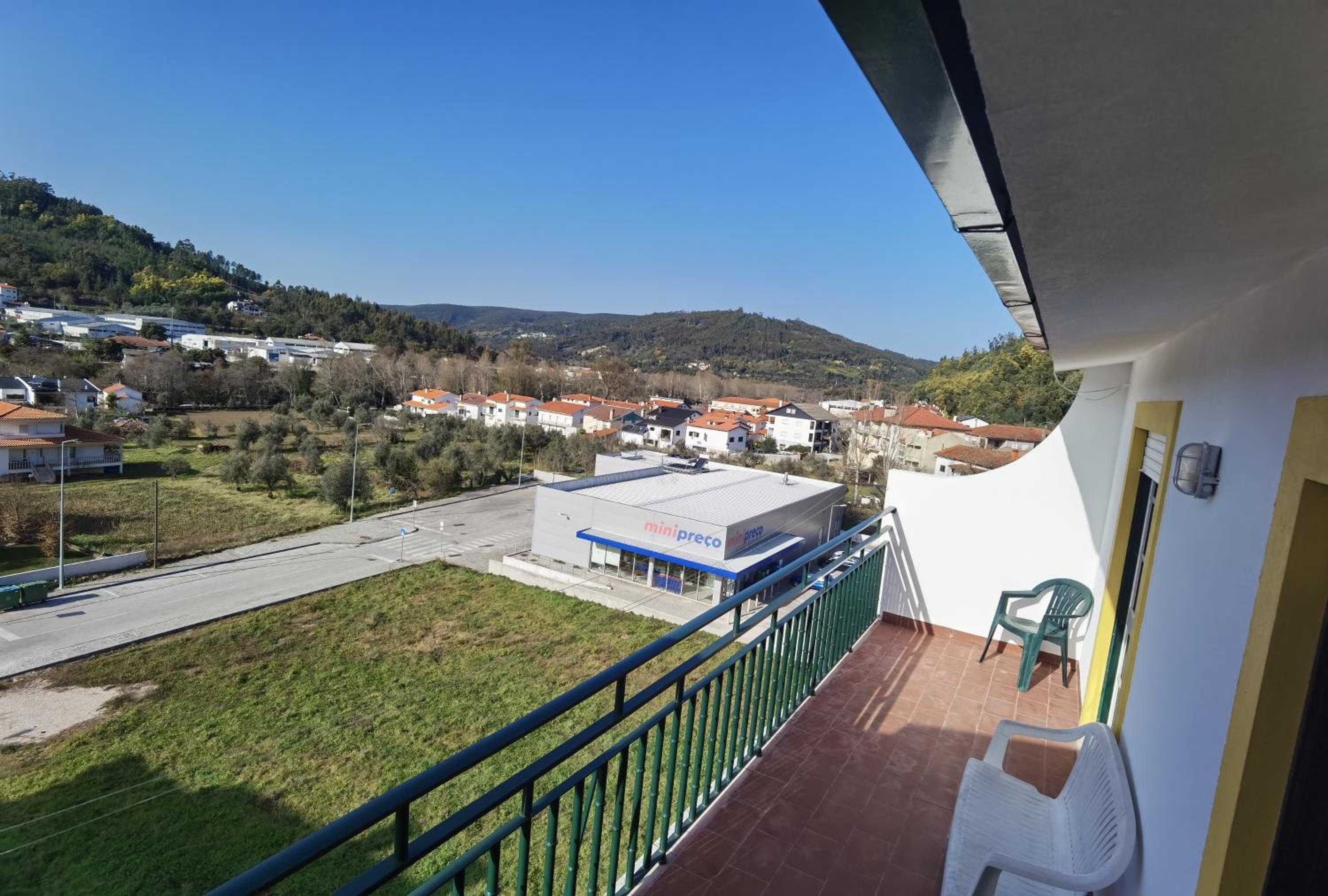 Apartment with Mountain View - Photo 4