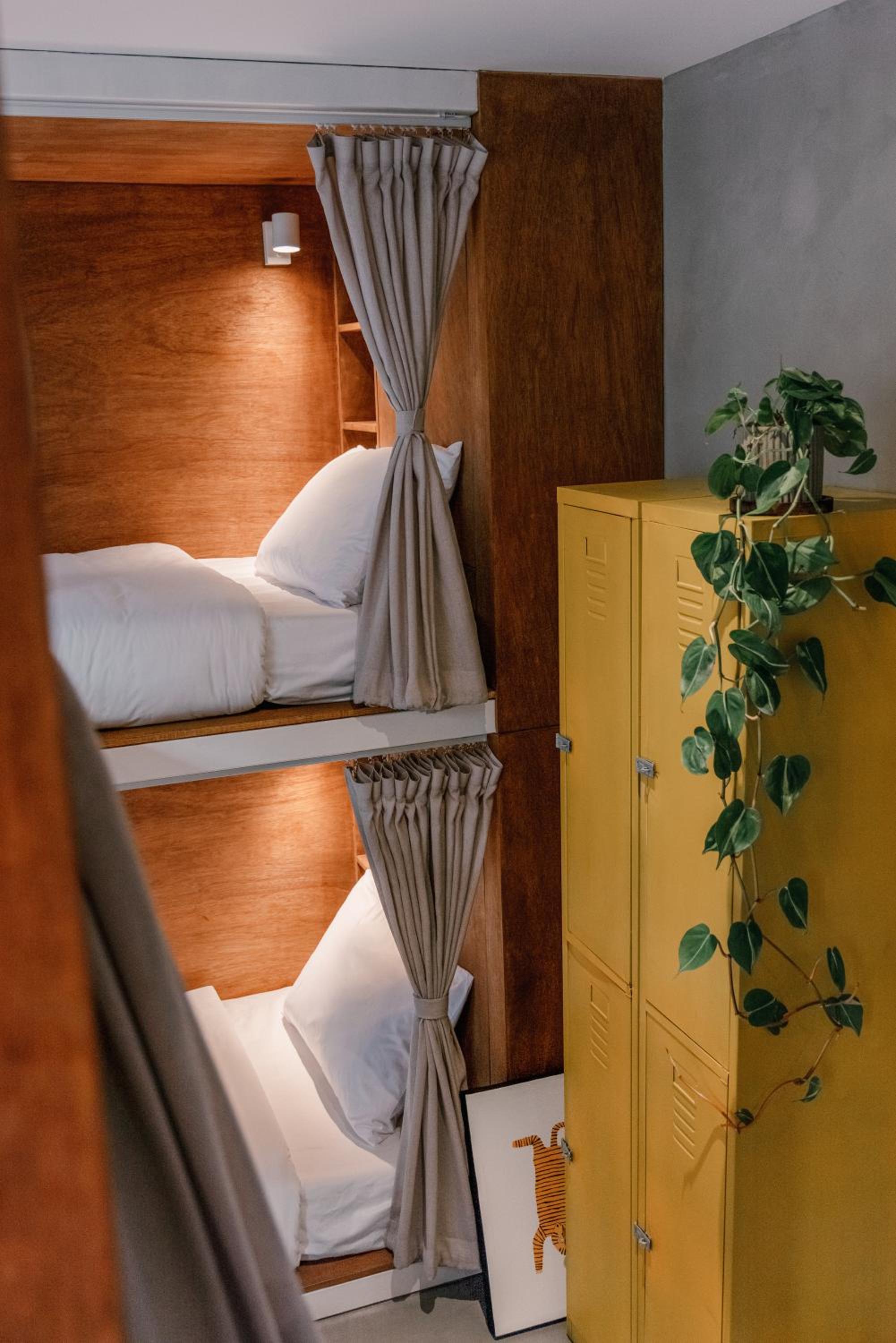 8-Bed Mixed Dormitory Room photo 2
