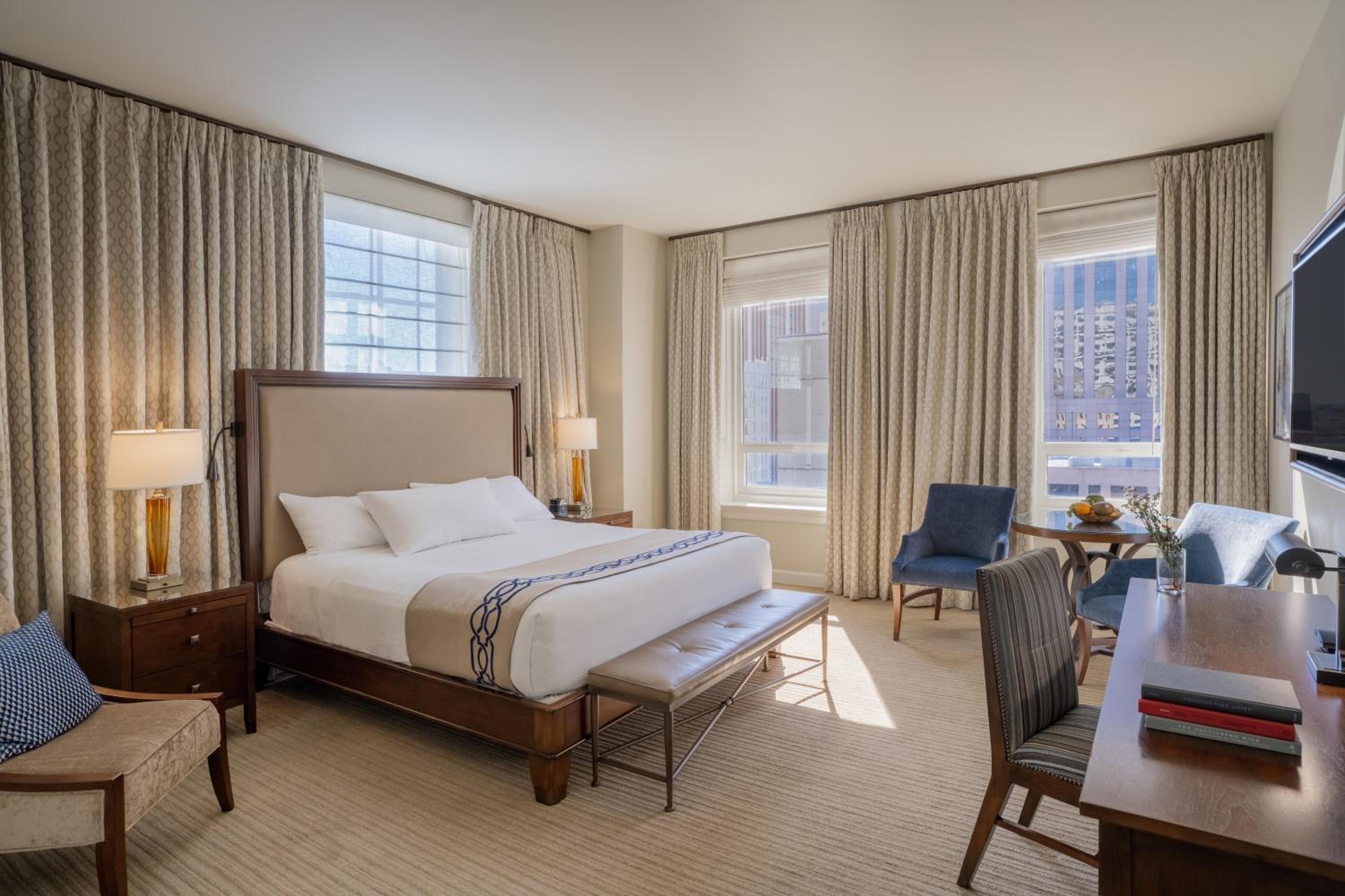 Corner Deluxe Suite with King Bed