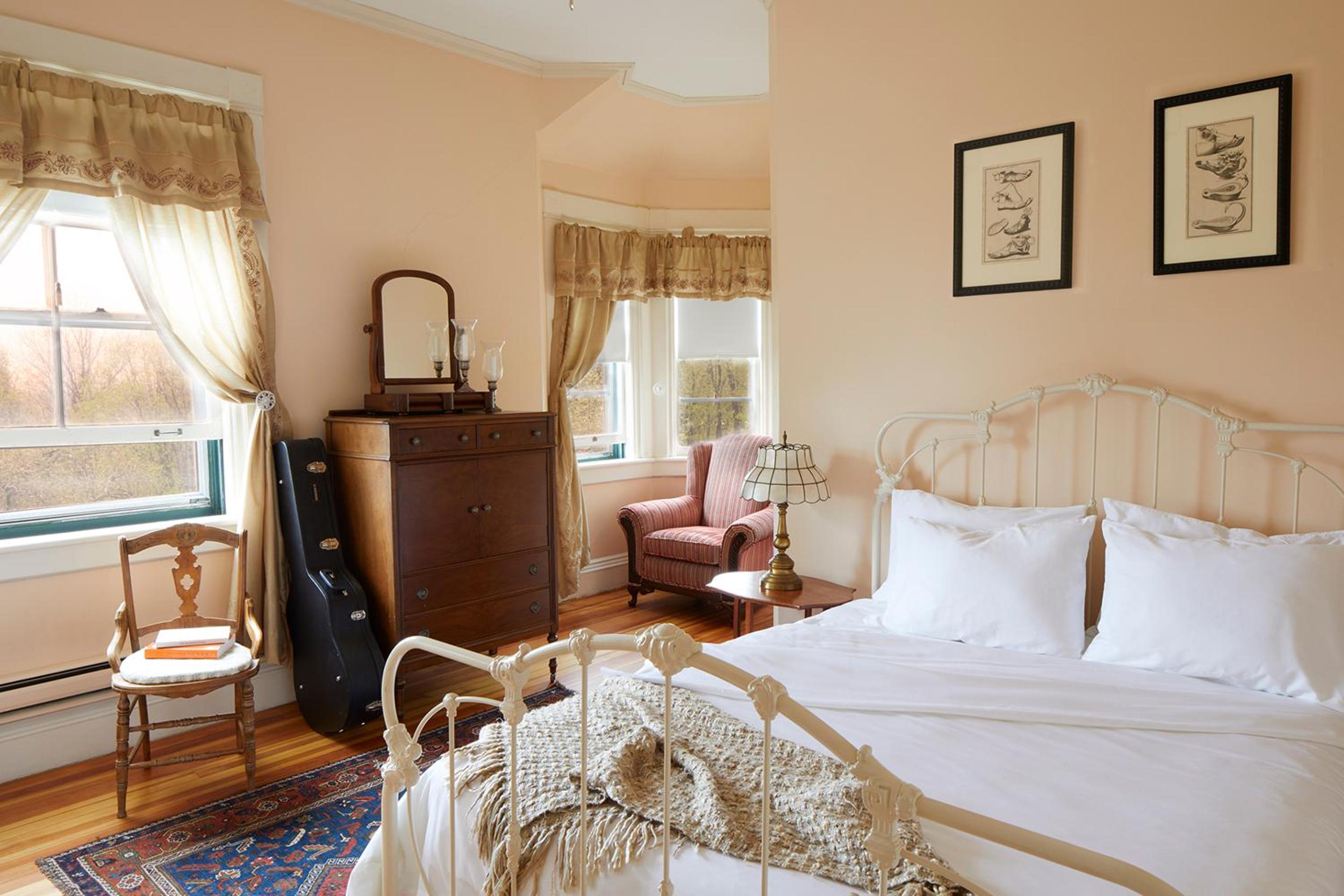 Dogwood Room, Queen Bed & Mountain View photo 3