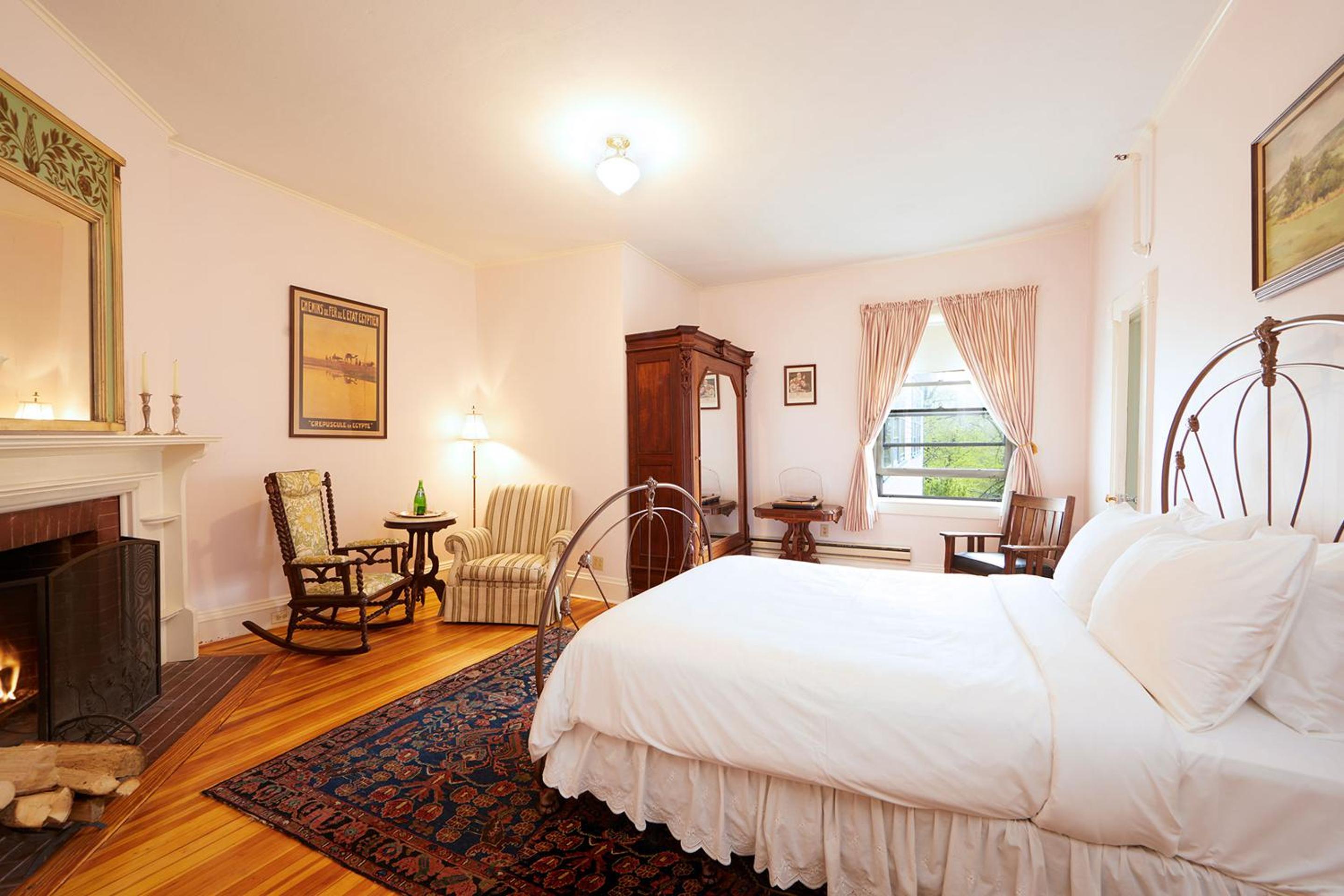  Richmond Room, Queen Bed & Fireplace photo 2