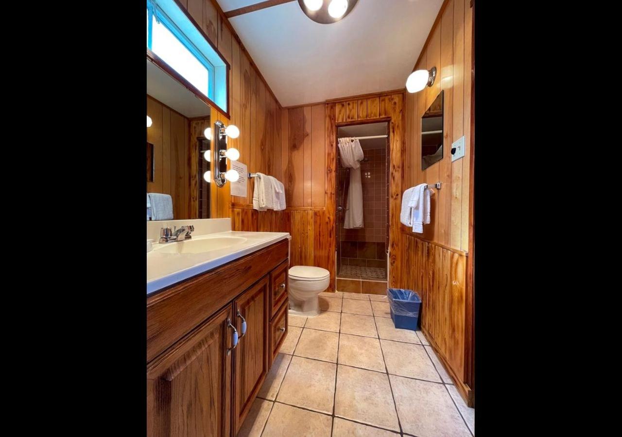 Standard Queen Room - Photo 7
