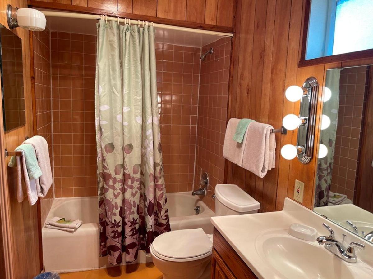 Deluxe Queen Room with Two Queen Beds - Photo 4