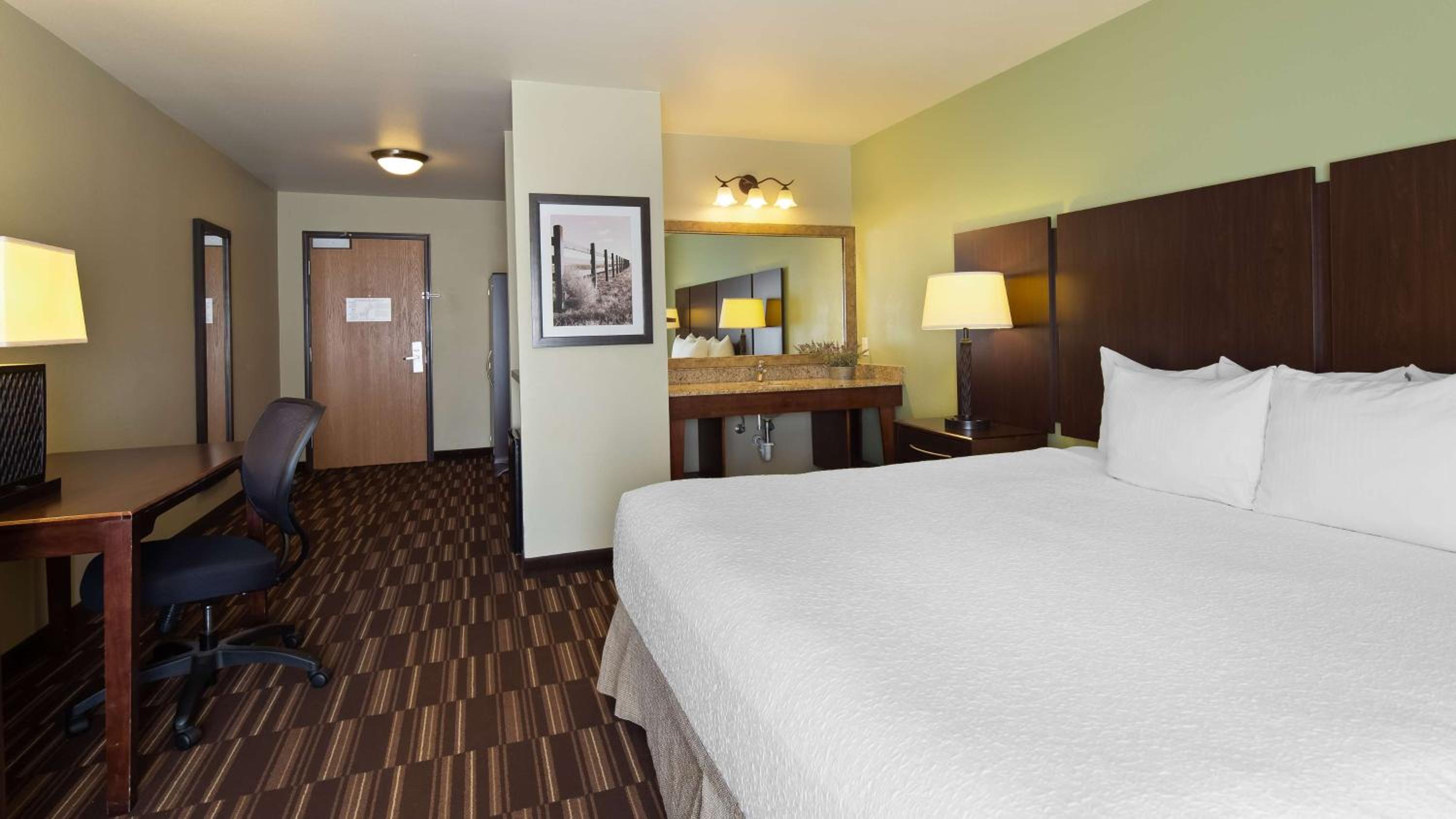 King Room with Roll-In Shower - Mobility Access/Communication Assistance