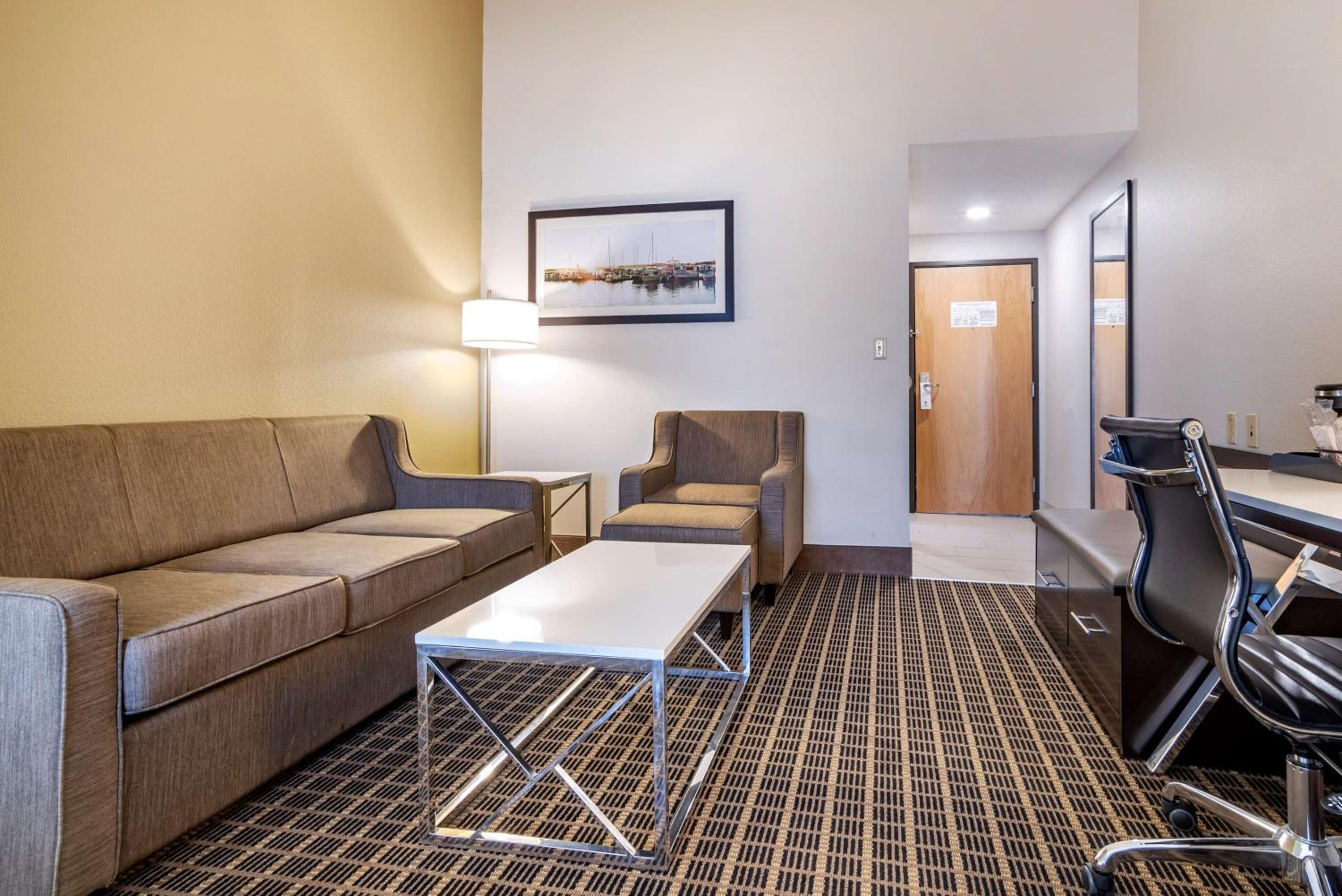 Queen Suite With Sofa Bed - Non Smoking photo 3