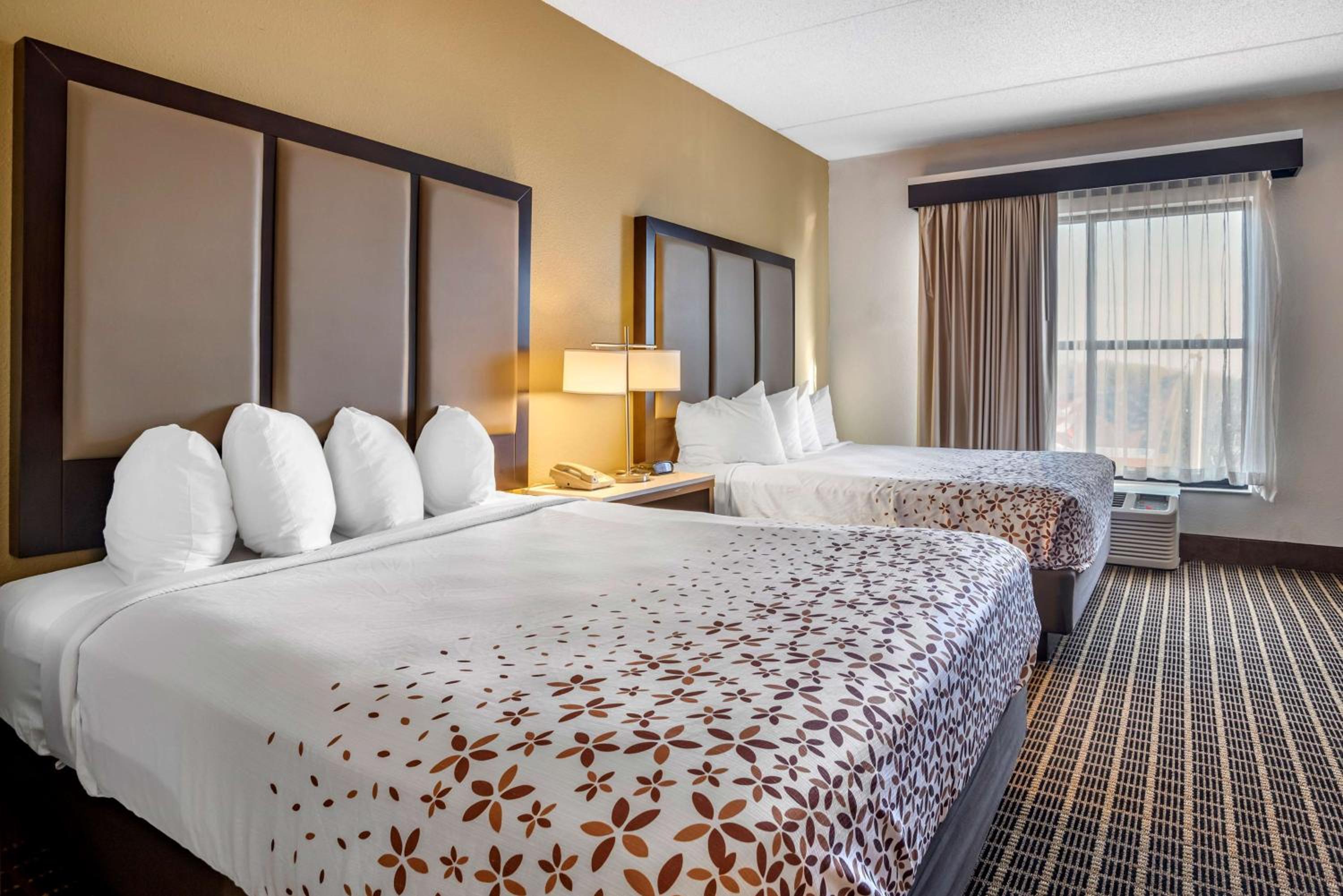 Queen Room With Two Queen Beds - Non Smoking photo 2