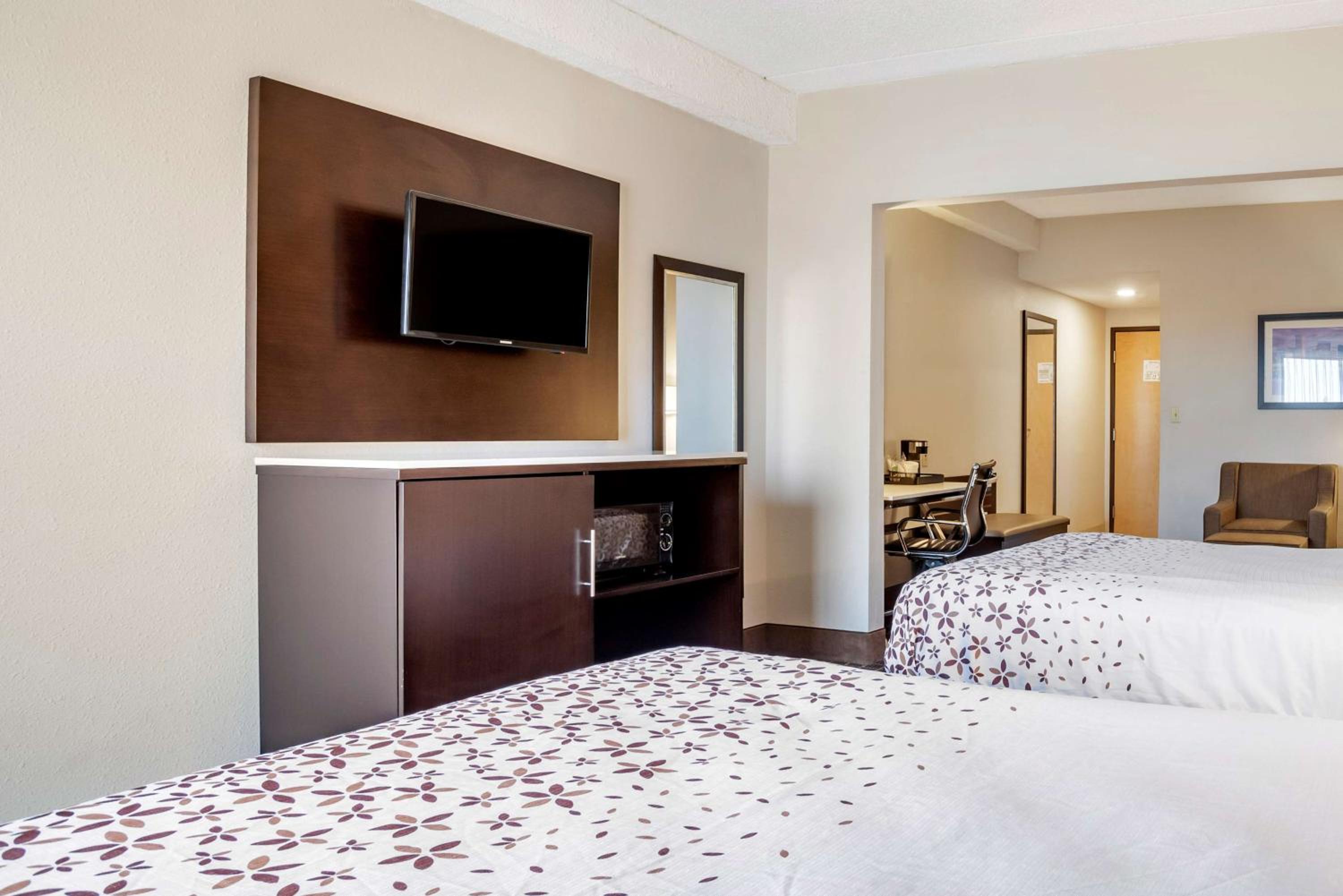 Queen Room With Two Queen Beds - Non Smoking photo 1