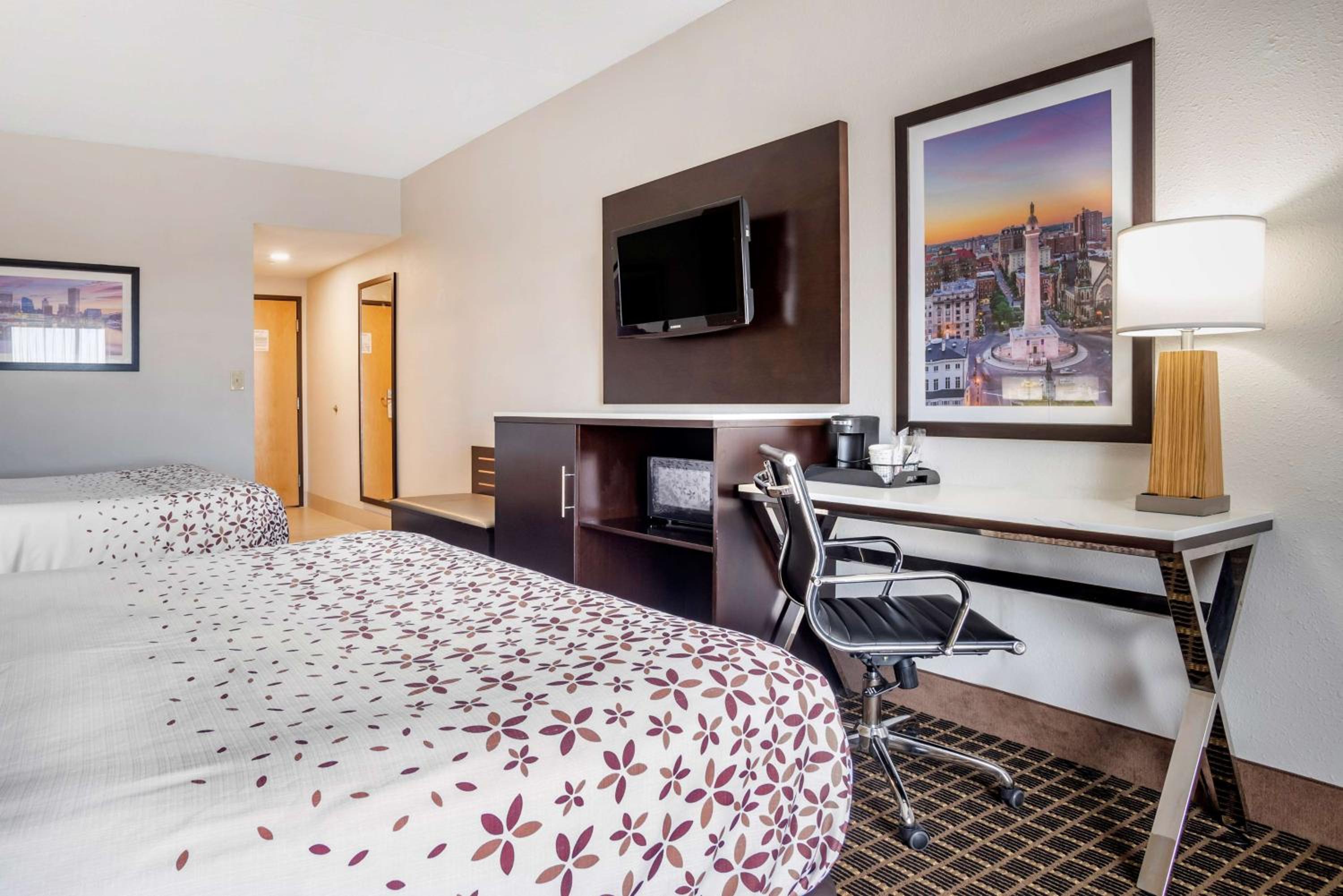 Queen Suite With Sofa Bed - Non Smoking photo 2