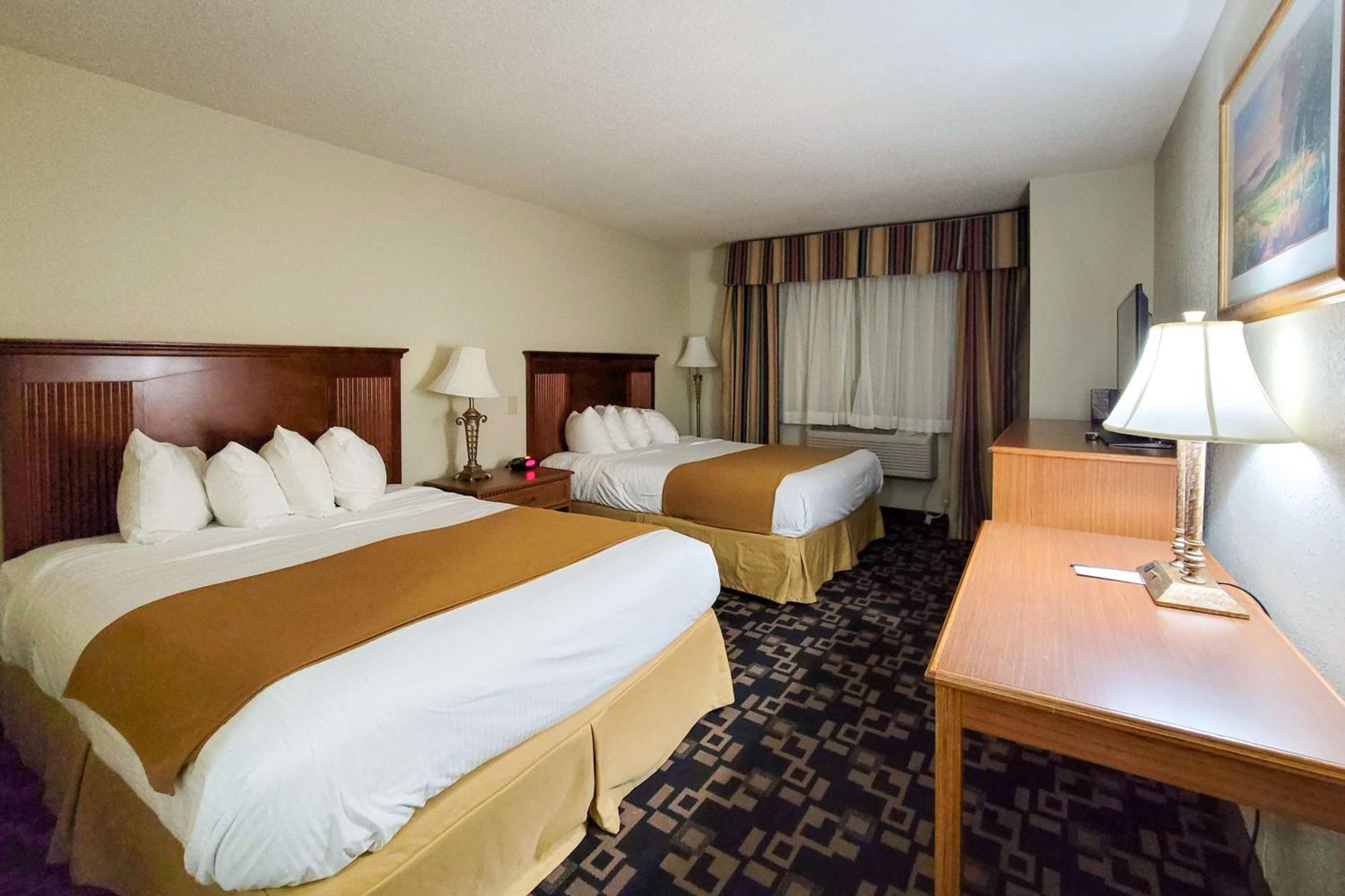 Standard Queen Room with Two Queen Beds - Non-Smoking - Photo 2