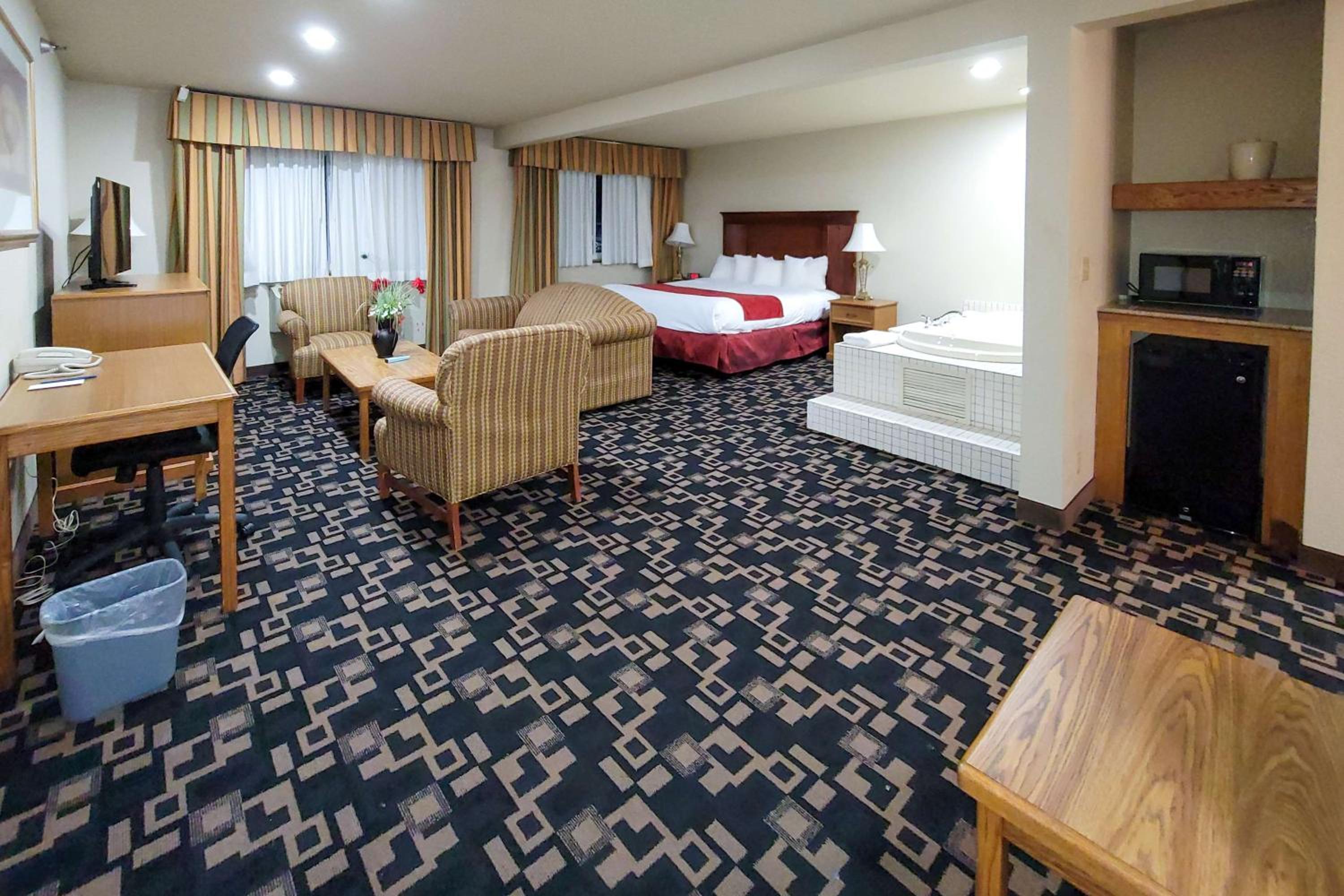 King Suite with Sofa Bed and Whirlpool - Nonsmoking - Photo 2