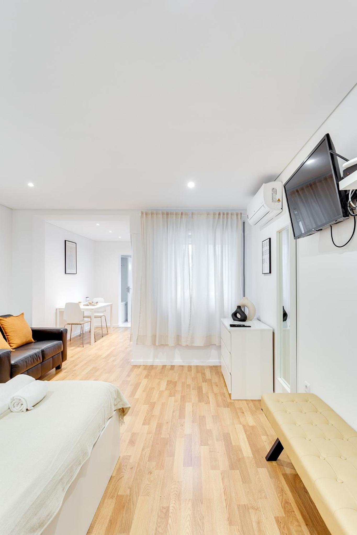 Studio Apartment - Photo 1