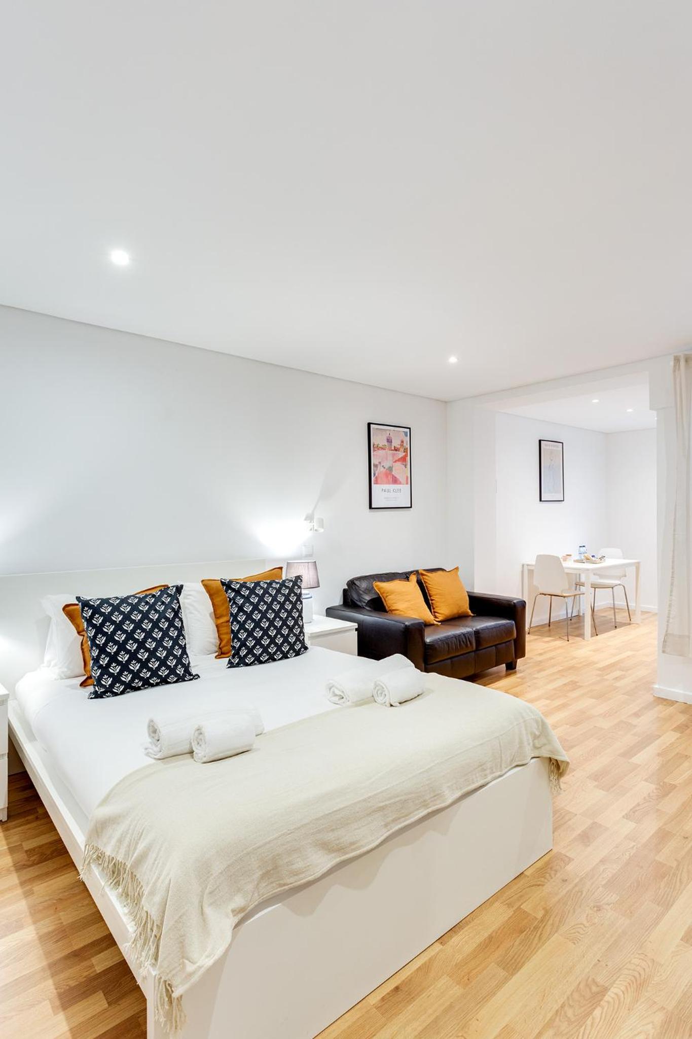 Studio Apartment - Photo 2
