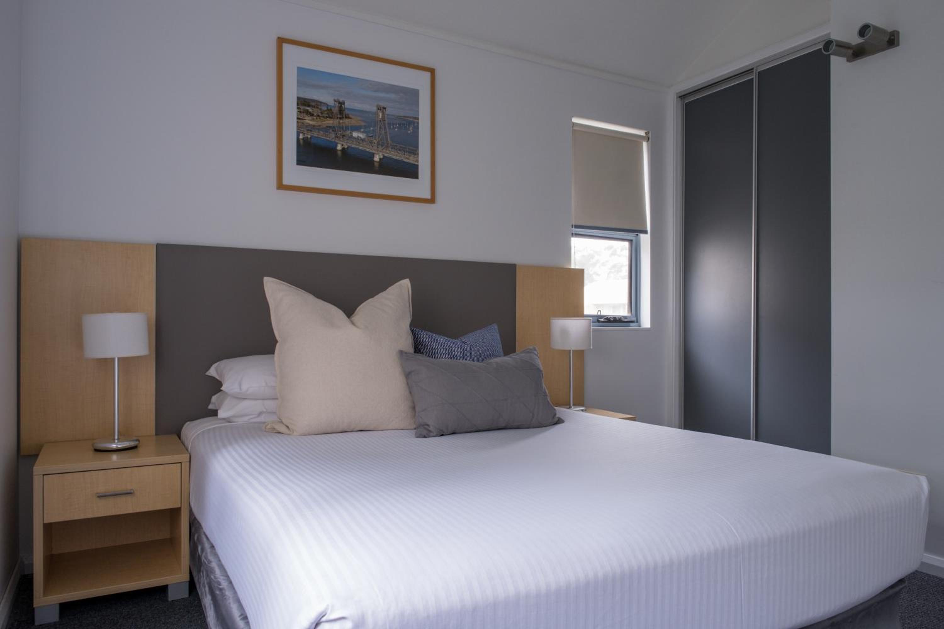 Deluxe Two-Bedroom Apartment with Bay View photo 2