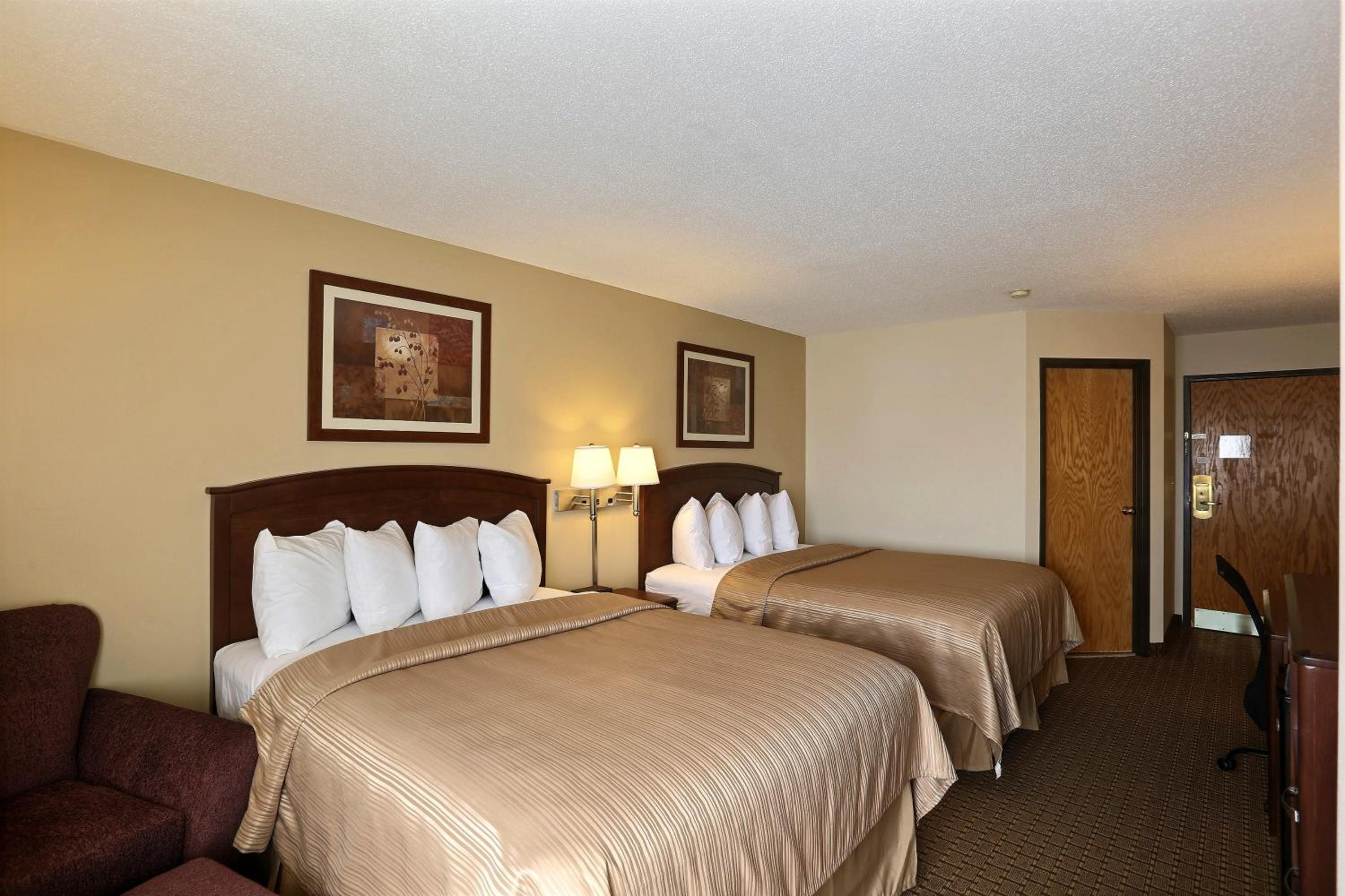 Queen Room with Two Queen Beds - Photo 2