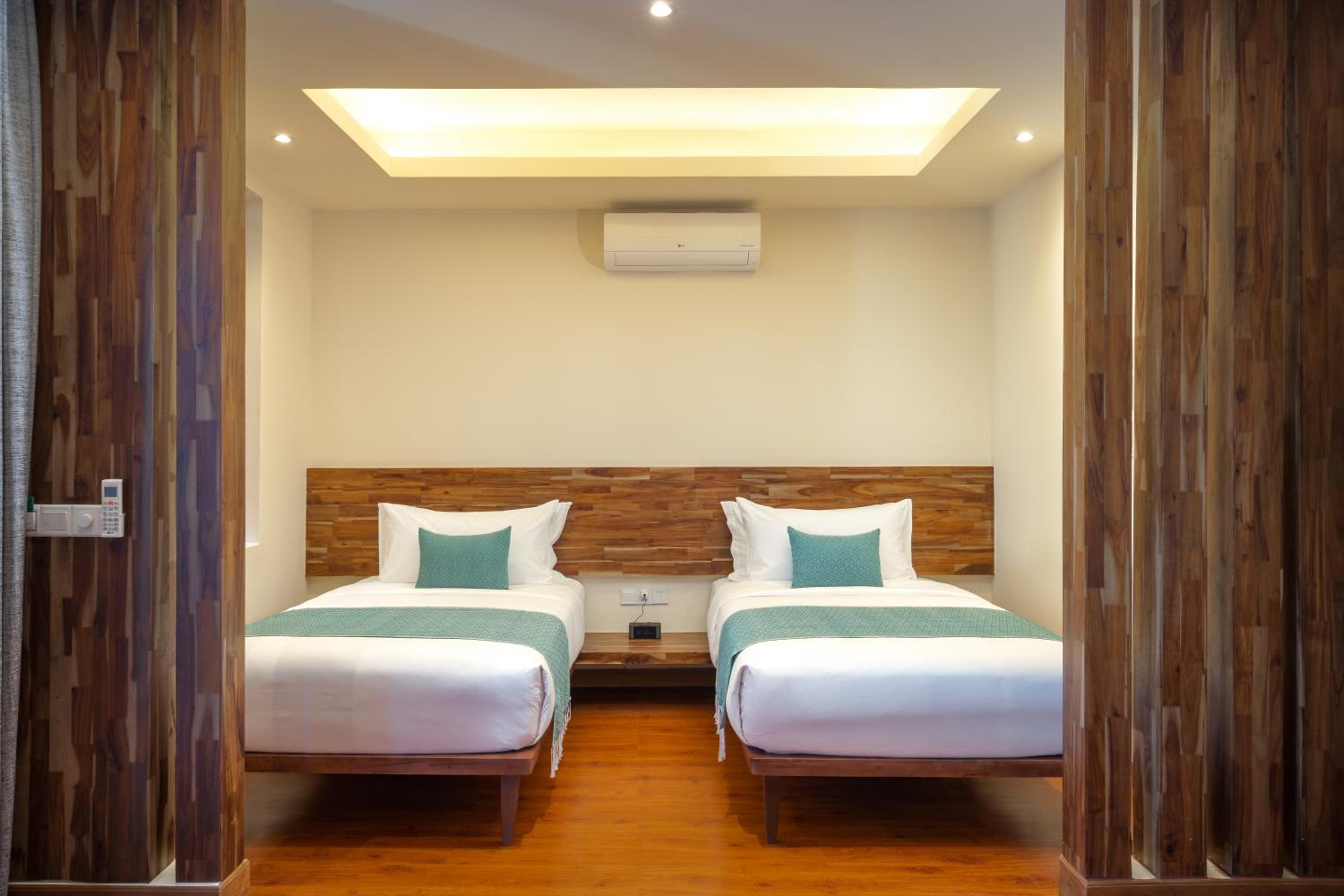 Family Room with Garden View - Photo 8
