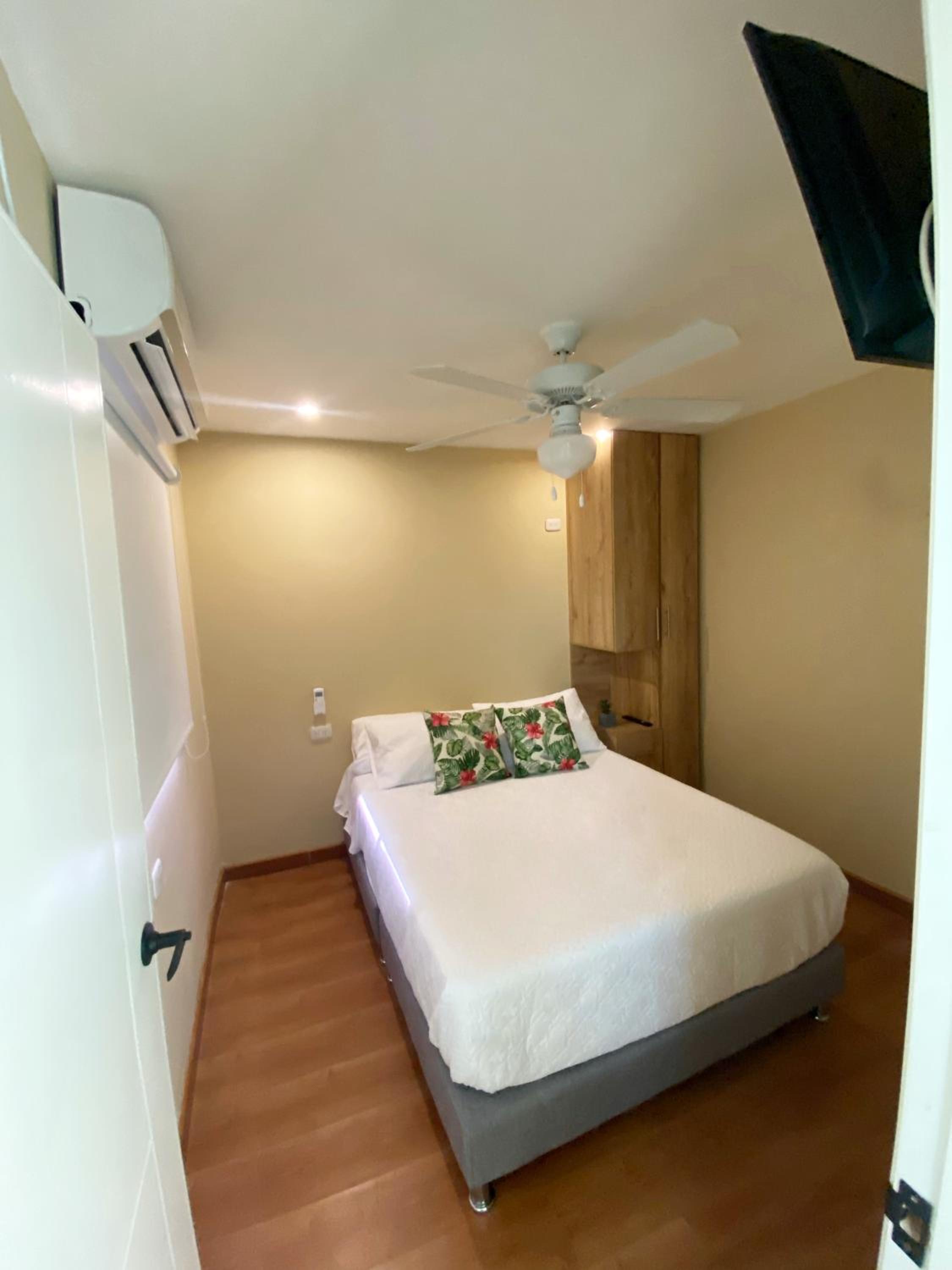 One-Bedroom Apartment photo 1