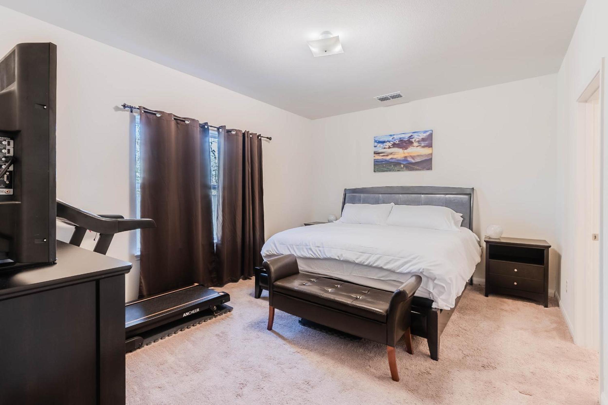 Five-Bedroom House photo 1