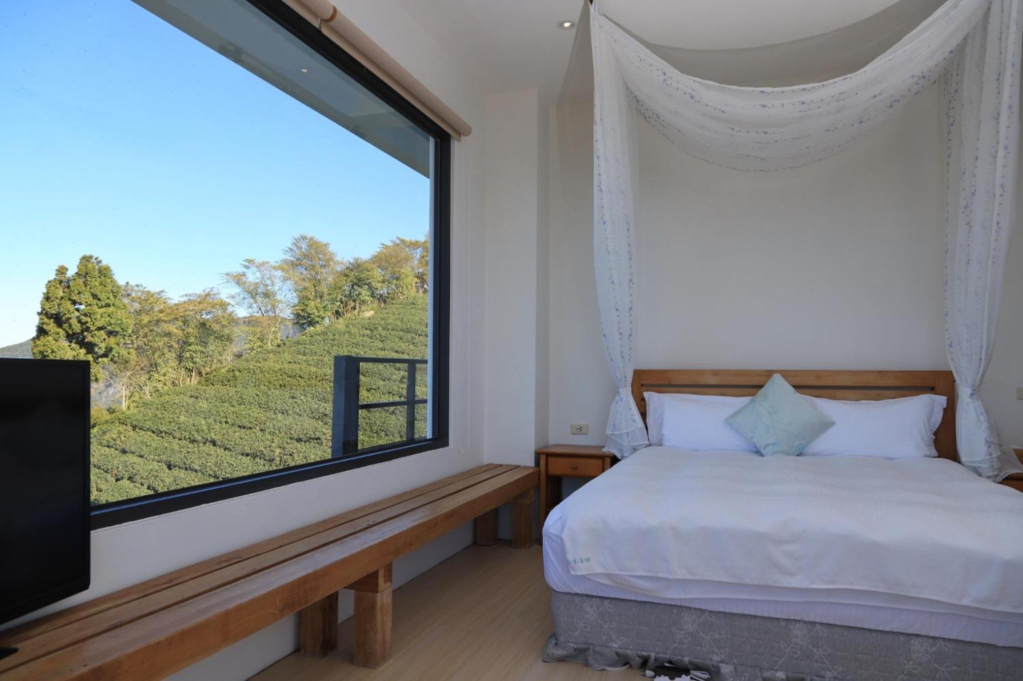 Modern style building-King Room with Mountain View photo 2