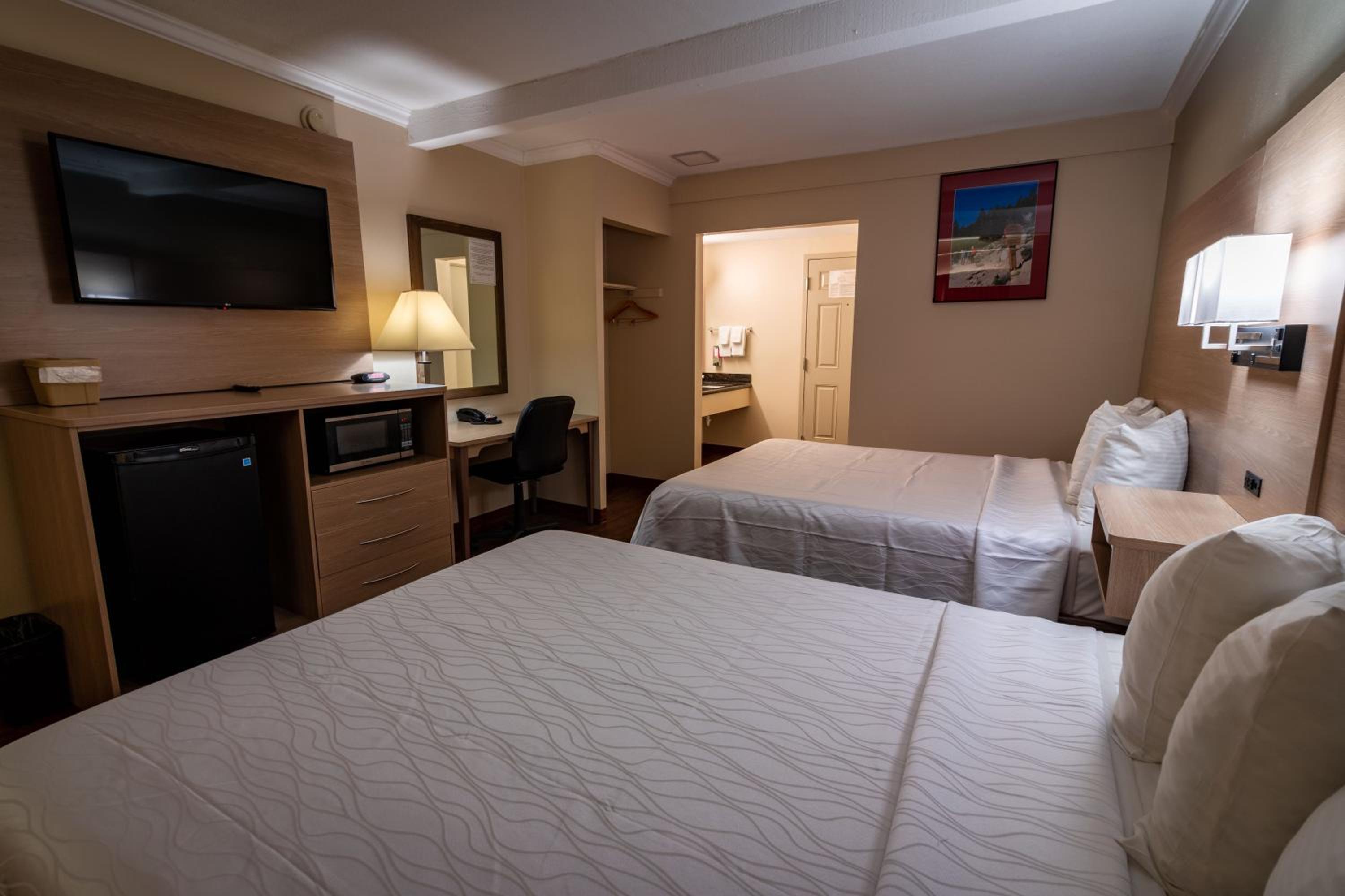 Quadruple Room with Two Queen Beds - Non Smoking - Photo 5