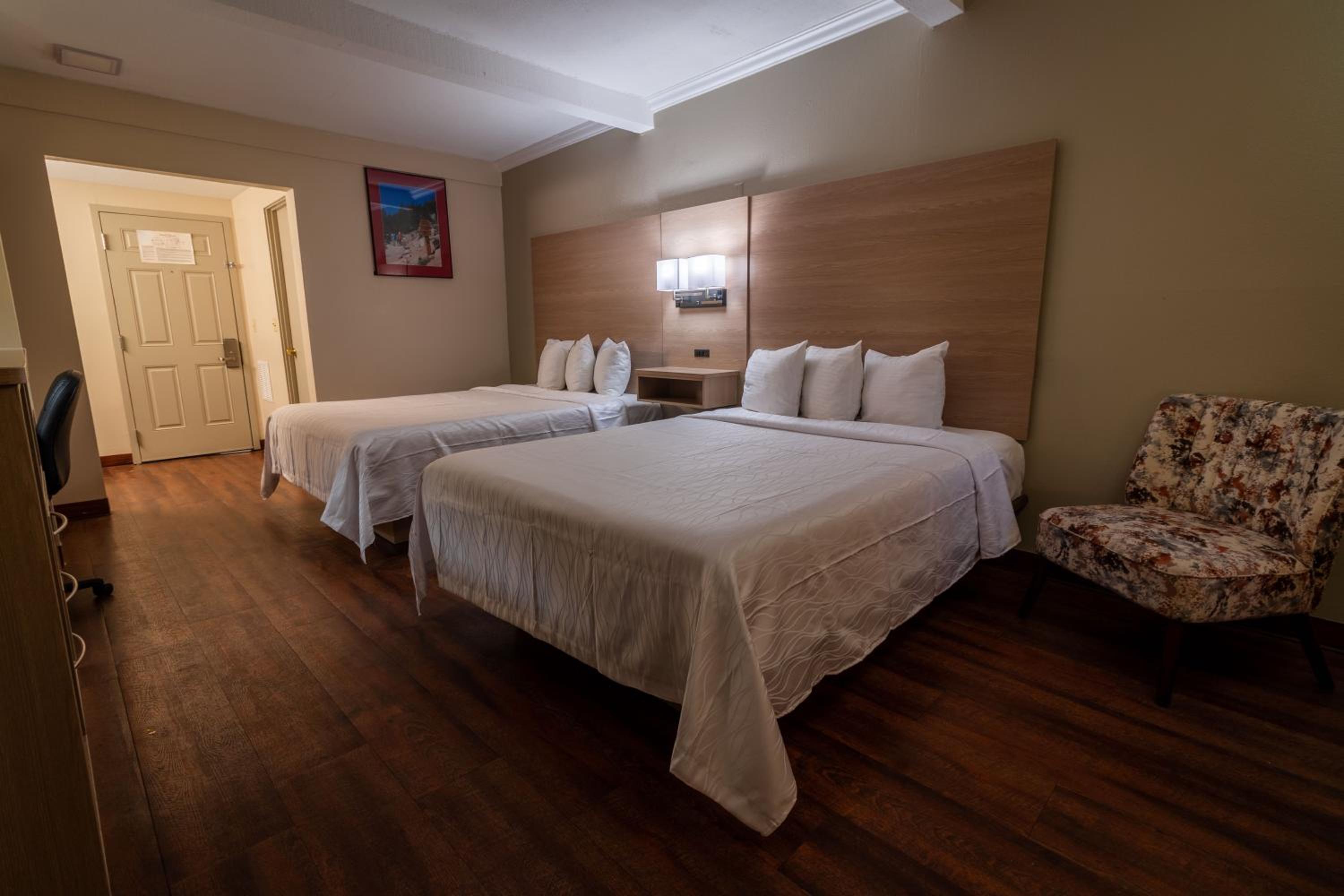 Quadruple Room with Two Queen Beds - Non Smoking - Photo 6