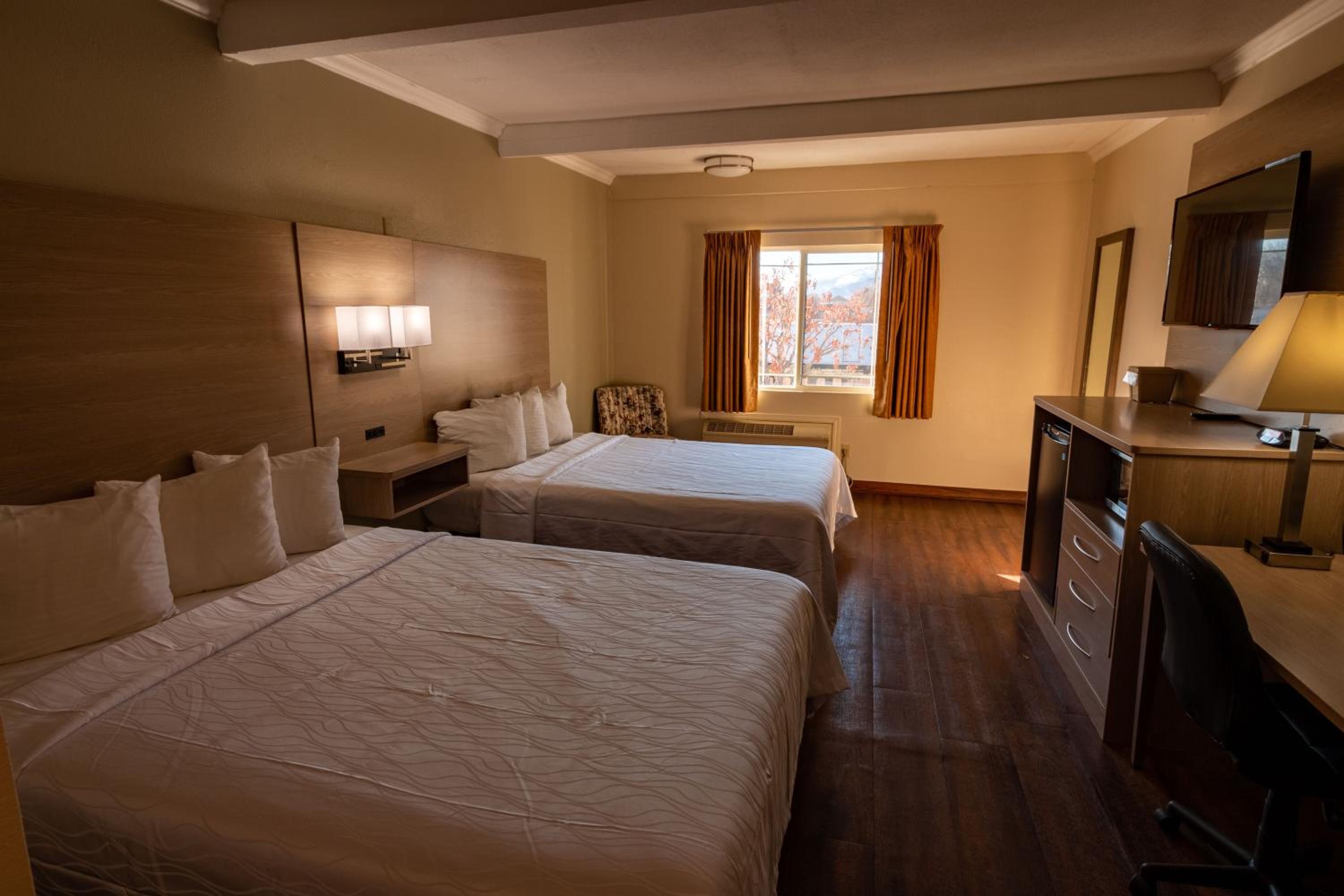 Quadruple Room with Two Queen Beds - Non Smoking - Photo 2