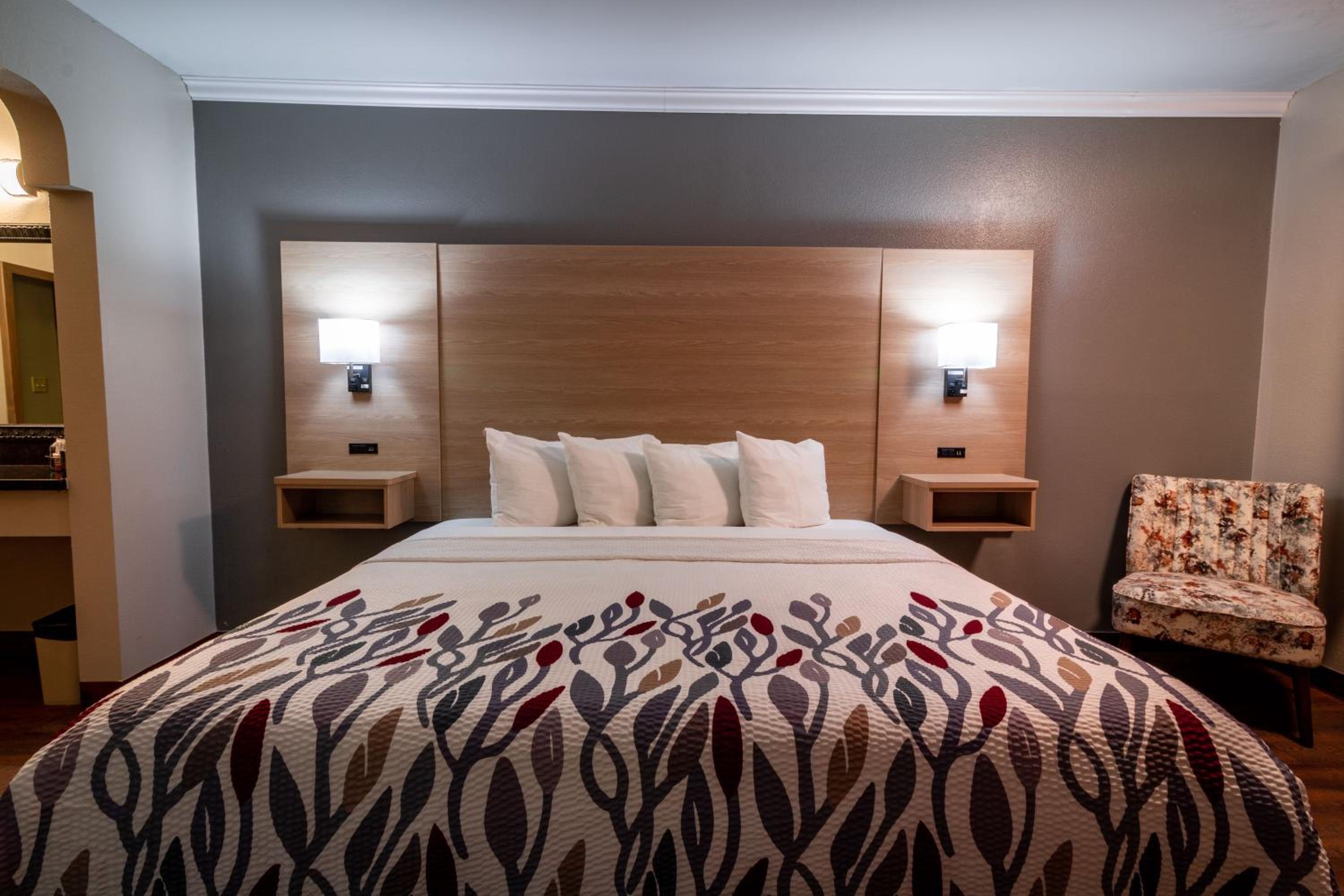 King Room - Non Smoking - Photo 3