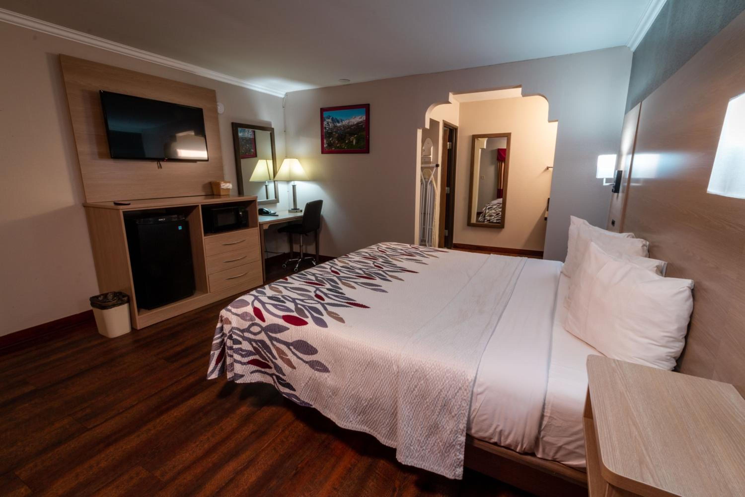 King Room - Non Smoking - Photo 11
