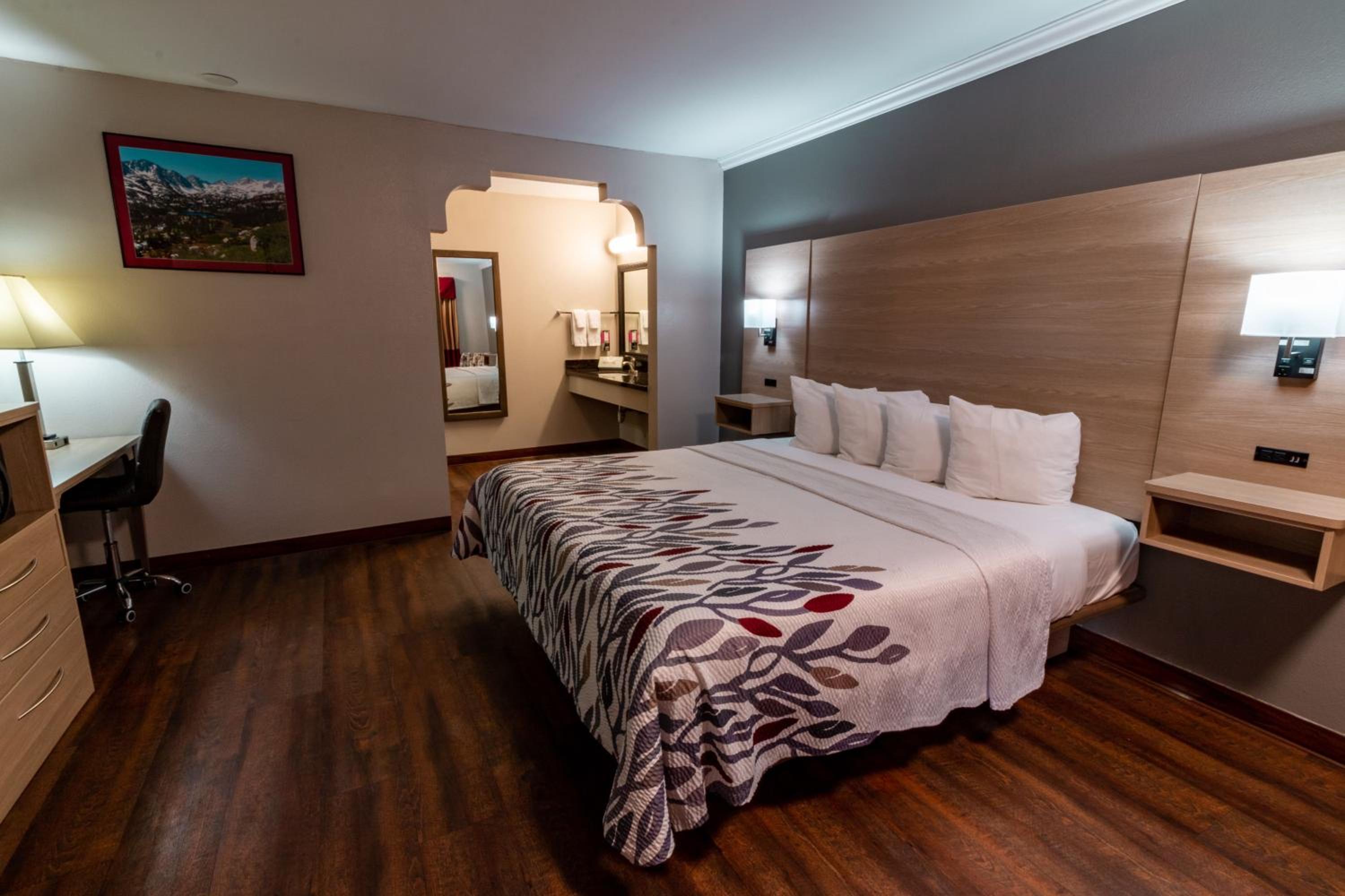 King Room - Non Smoking - Photo 10
