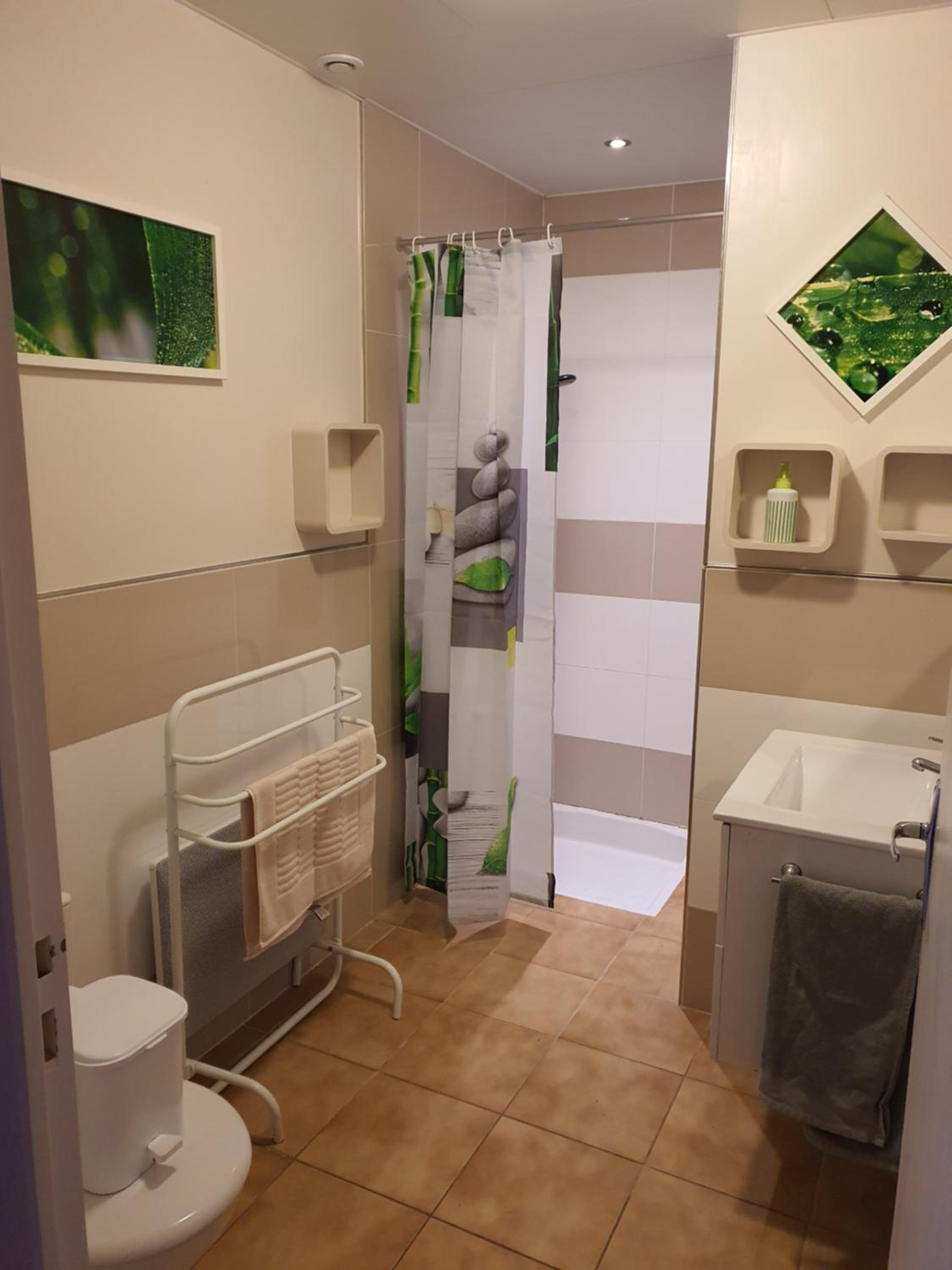 Quadruple Room with Bathroom - Photo 6