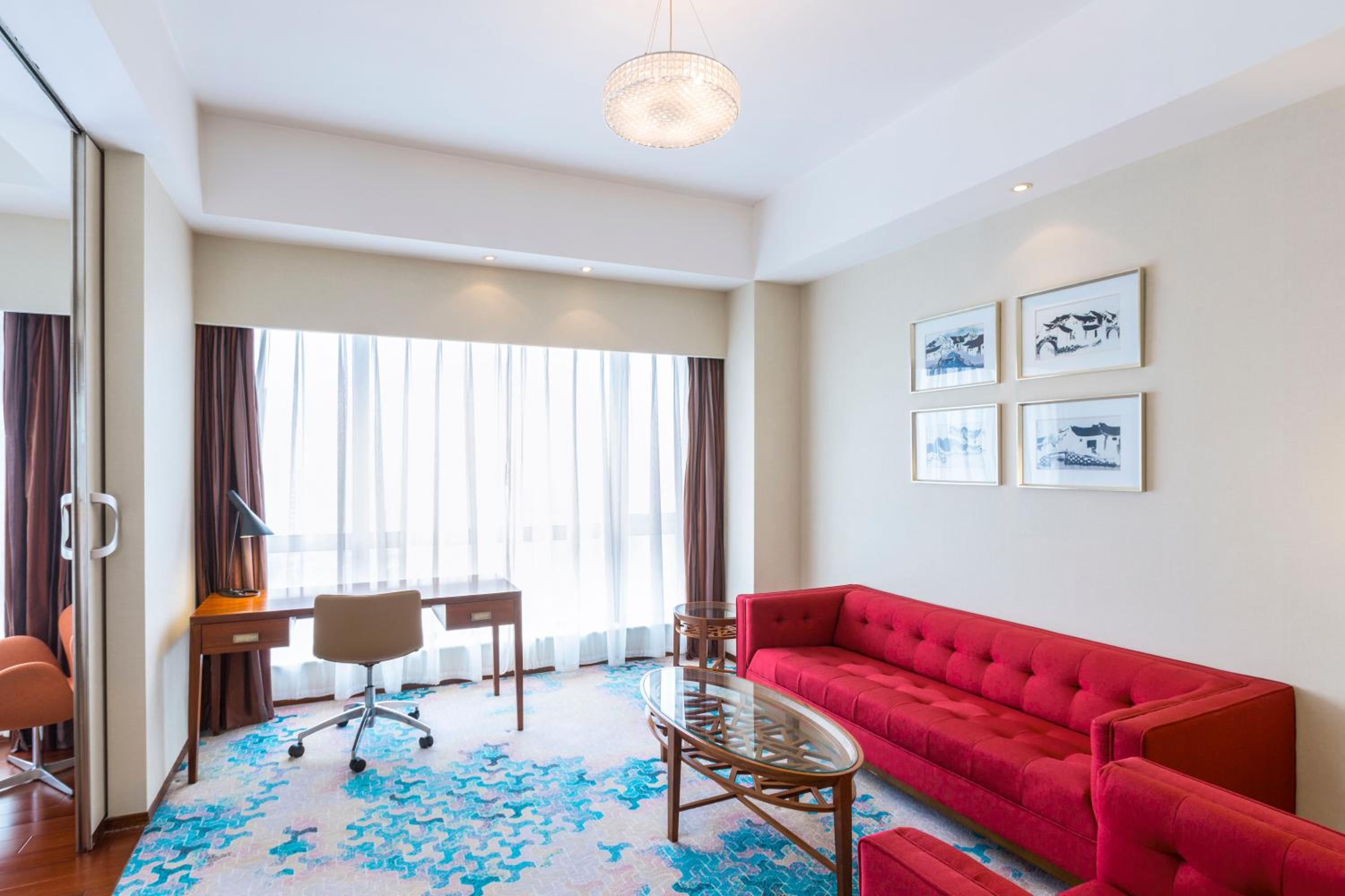 Deluxe Suite - Photo 2