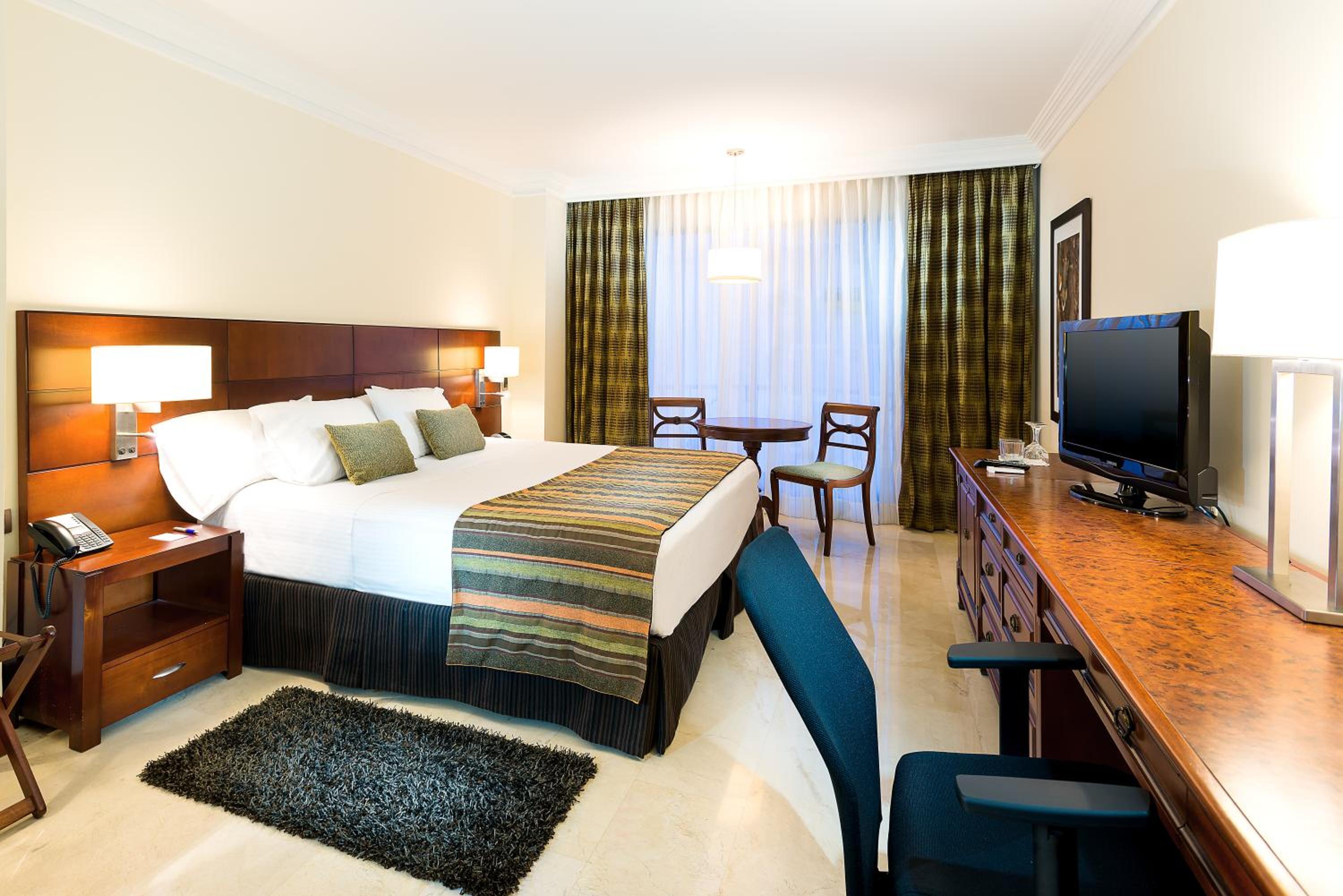 Standard Queen Room - Photo 8