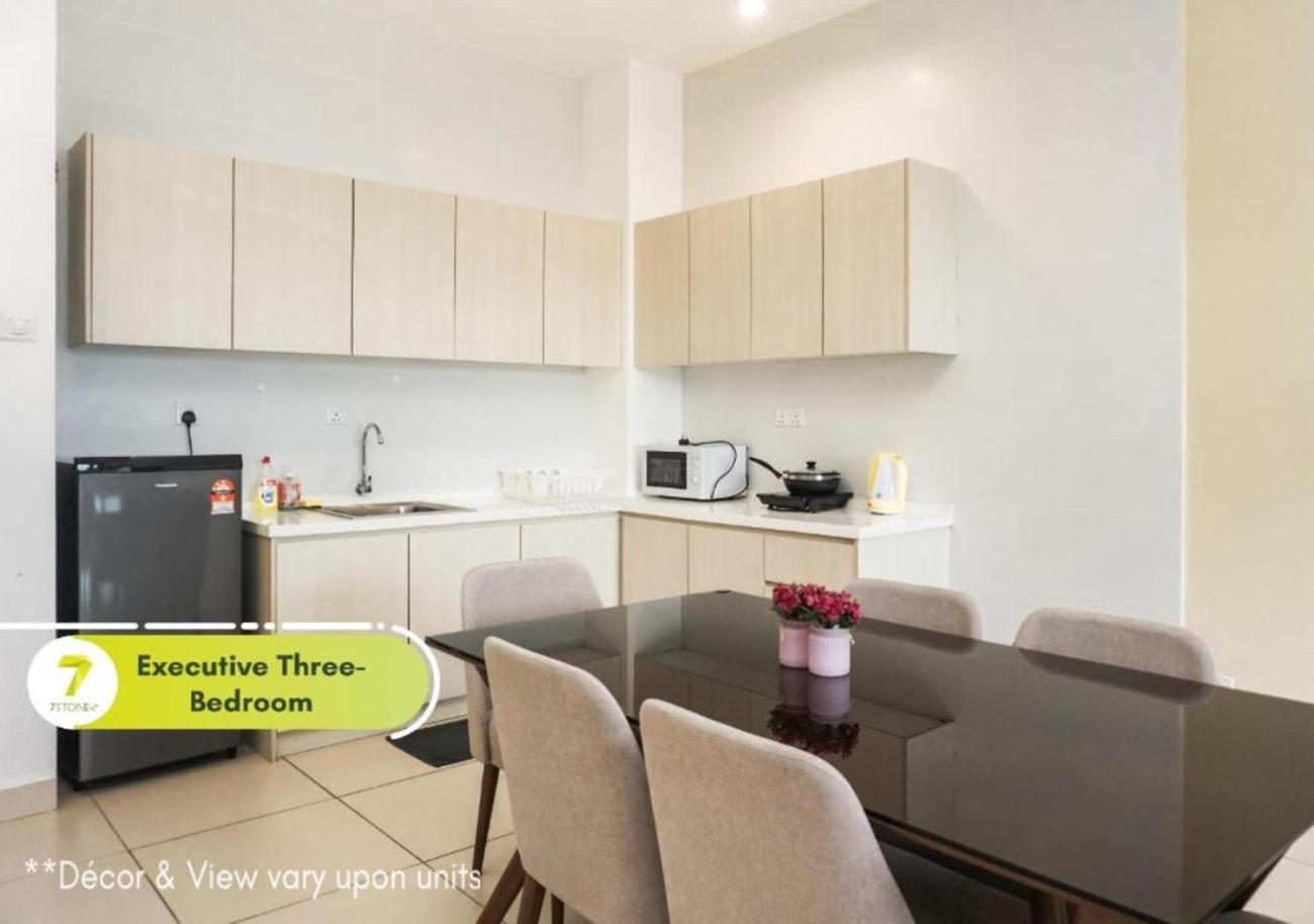 3-Bedroom Executive Suite with Balcony - Photo 8