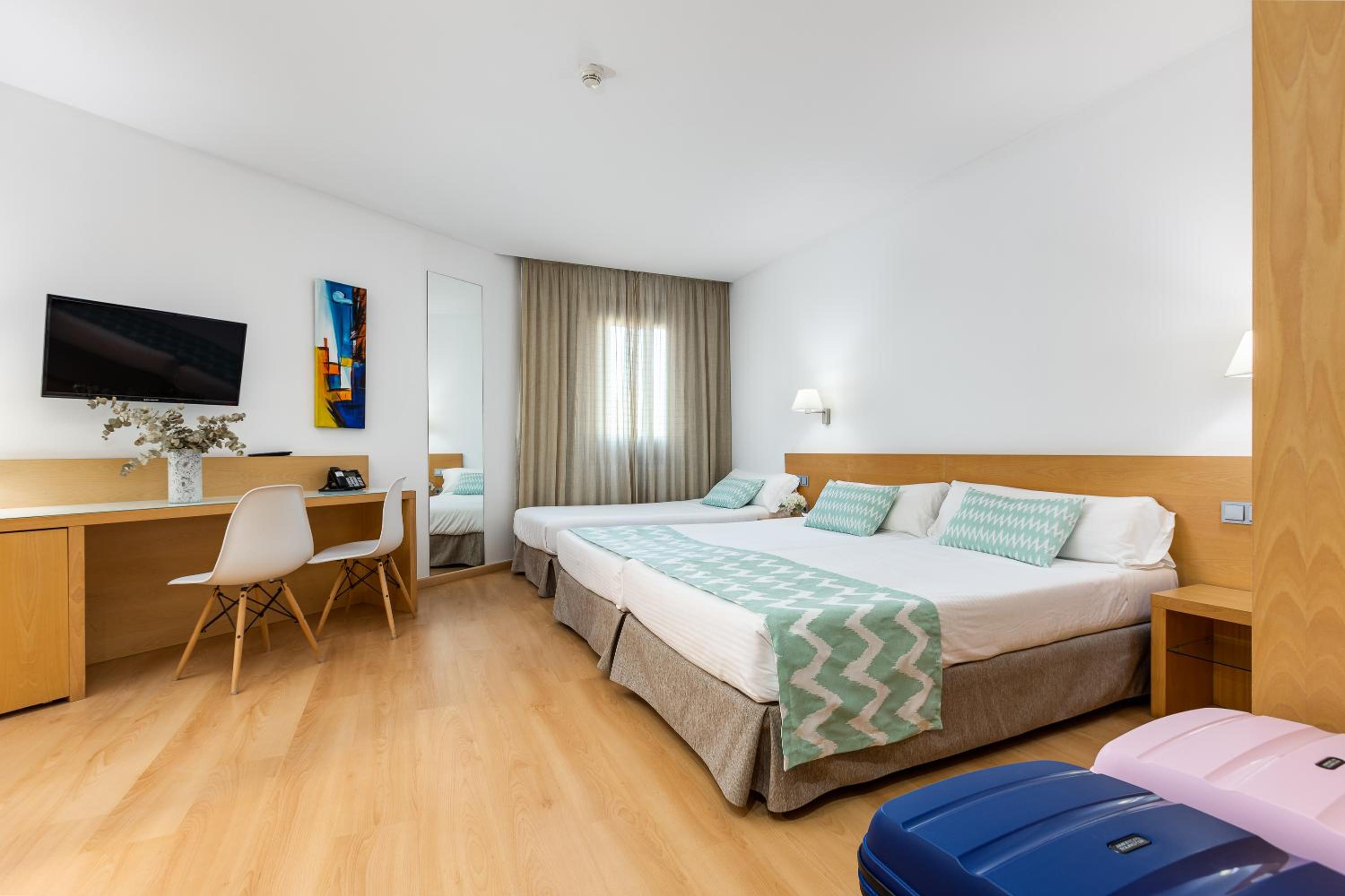 Twin Room with Extra Bed (2 Adults + 1 Child) - Photo 1