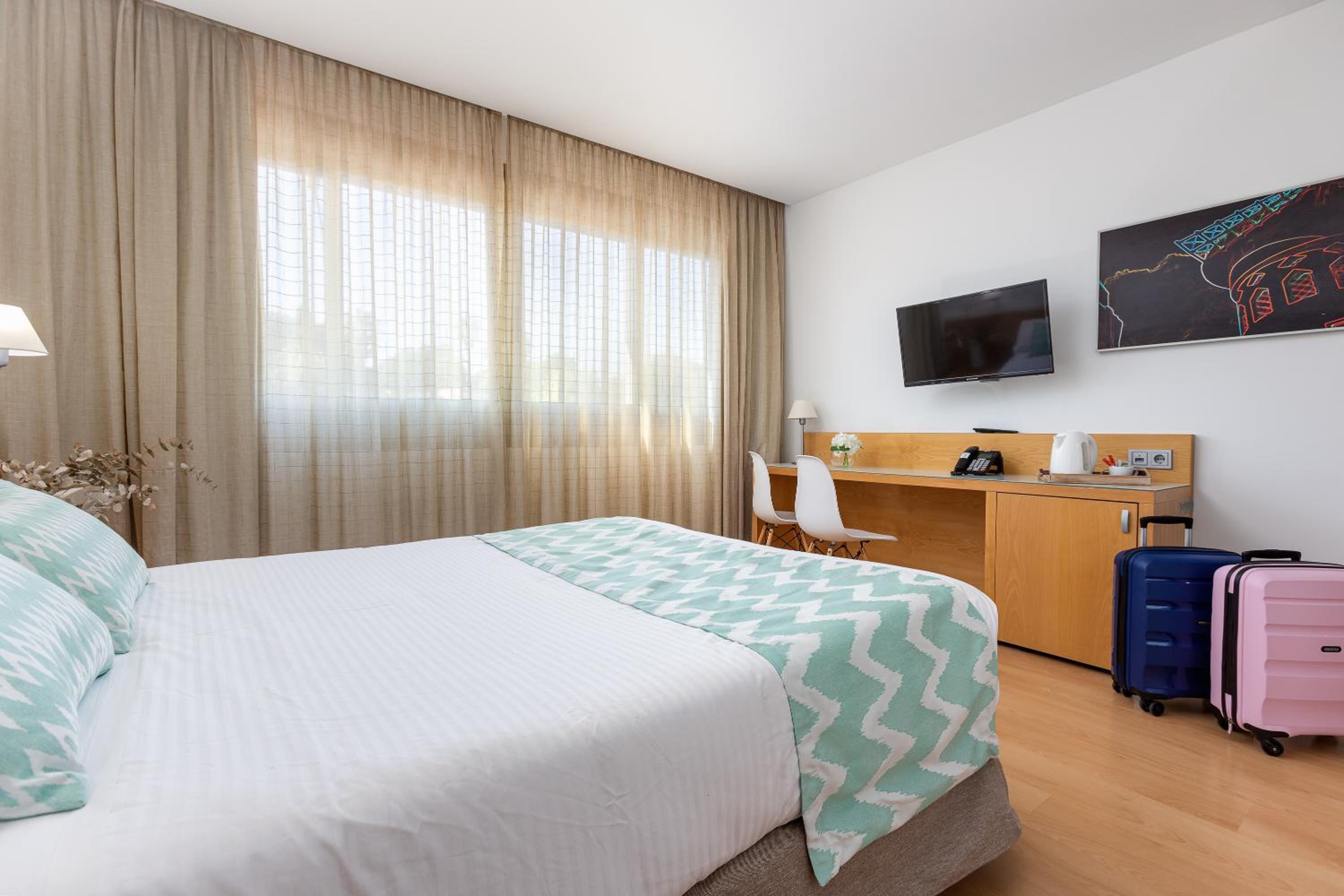 Superior Double or Twin Room with Pool View - Photo 3