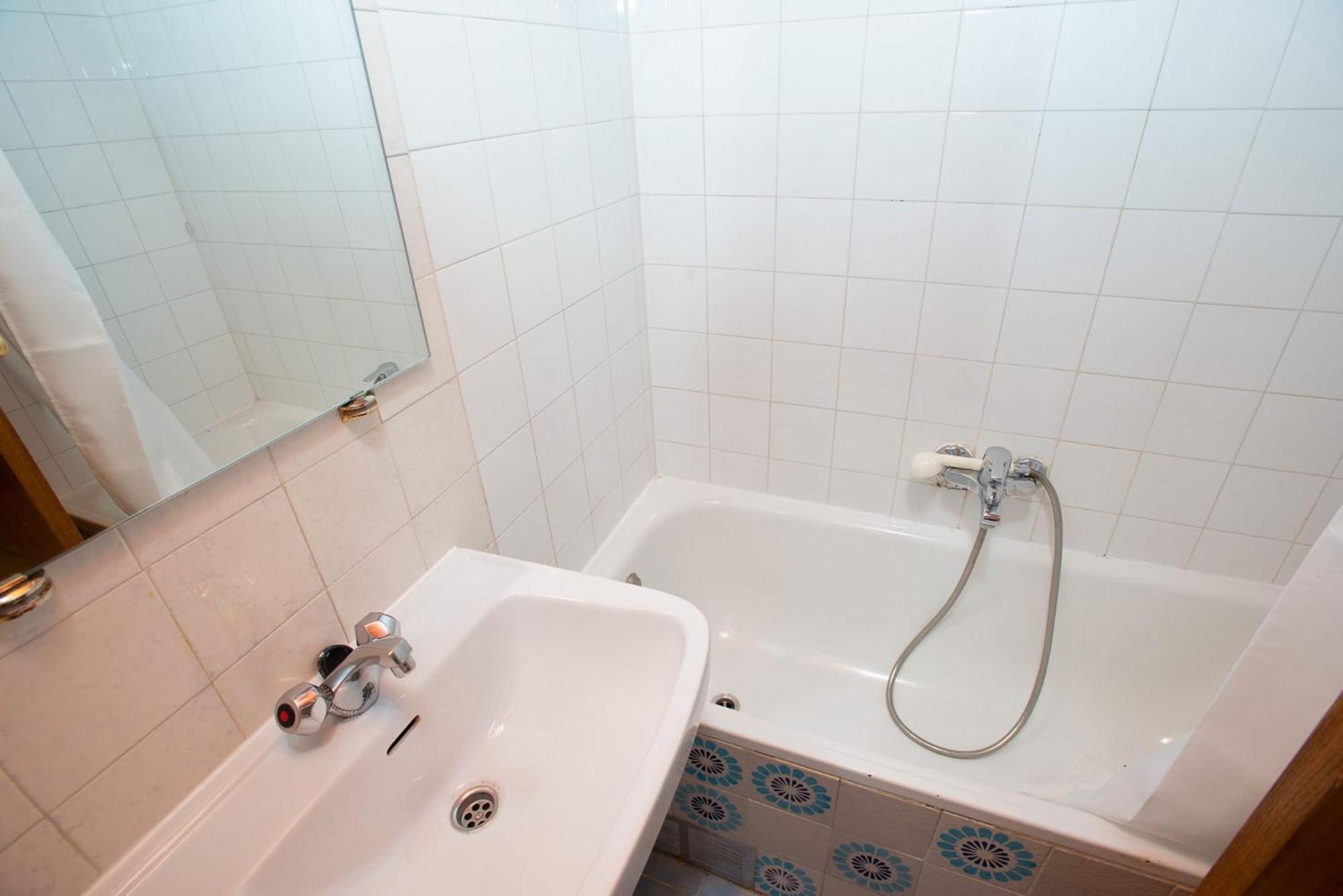 One-Bedroom Apartment (4-6 Adults) photo 2