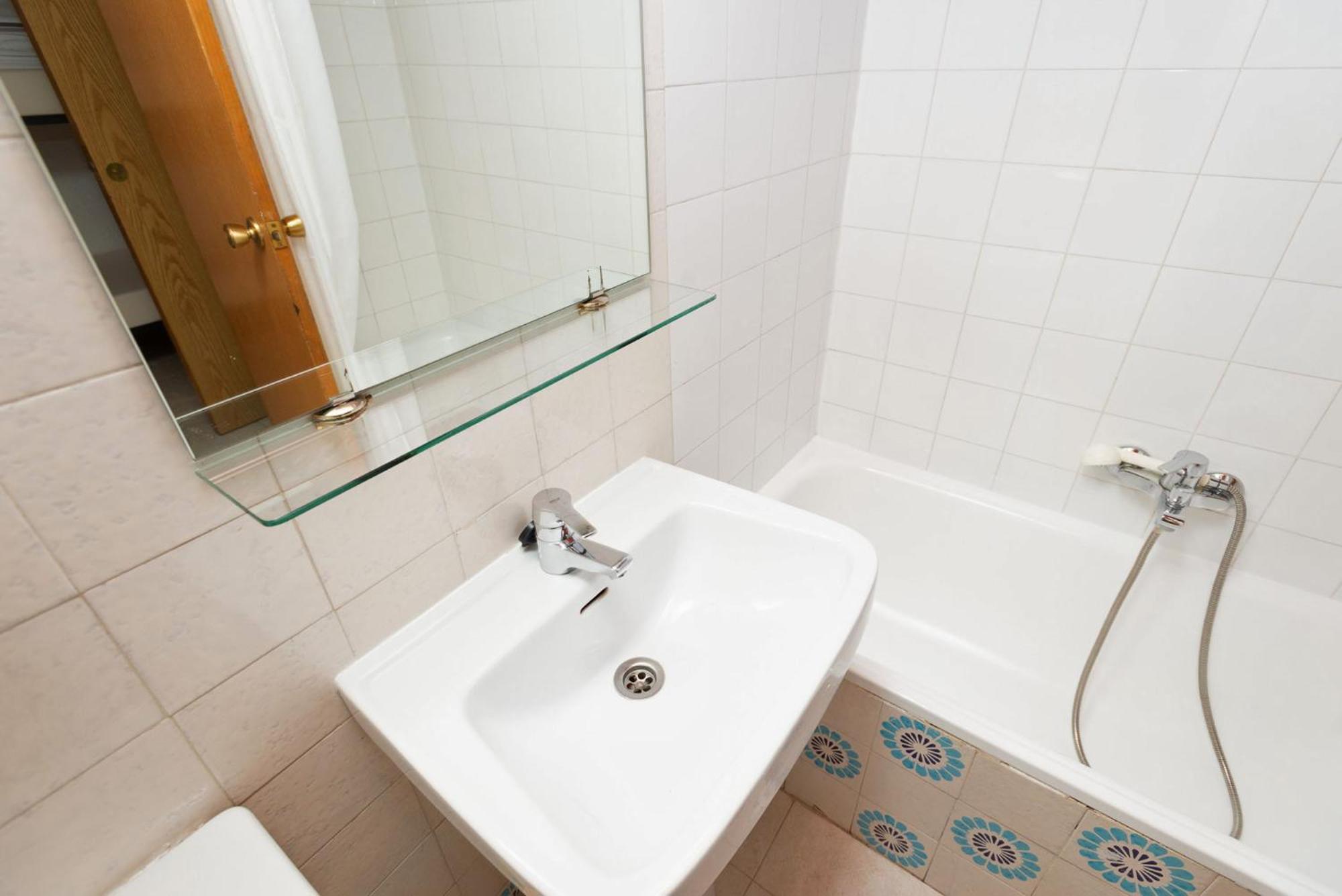 One-Bedroom Apartment (4-6 Adults) photo 3