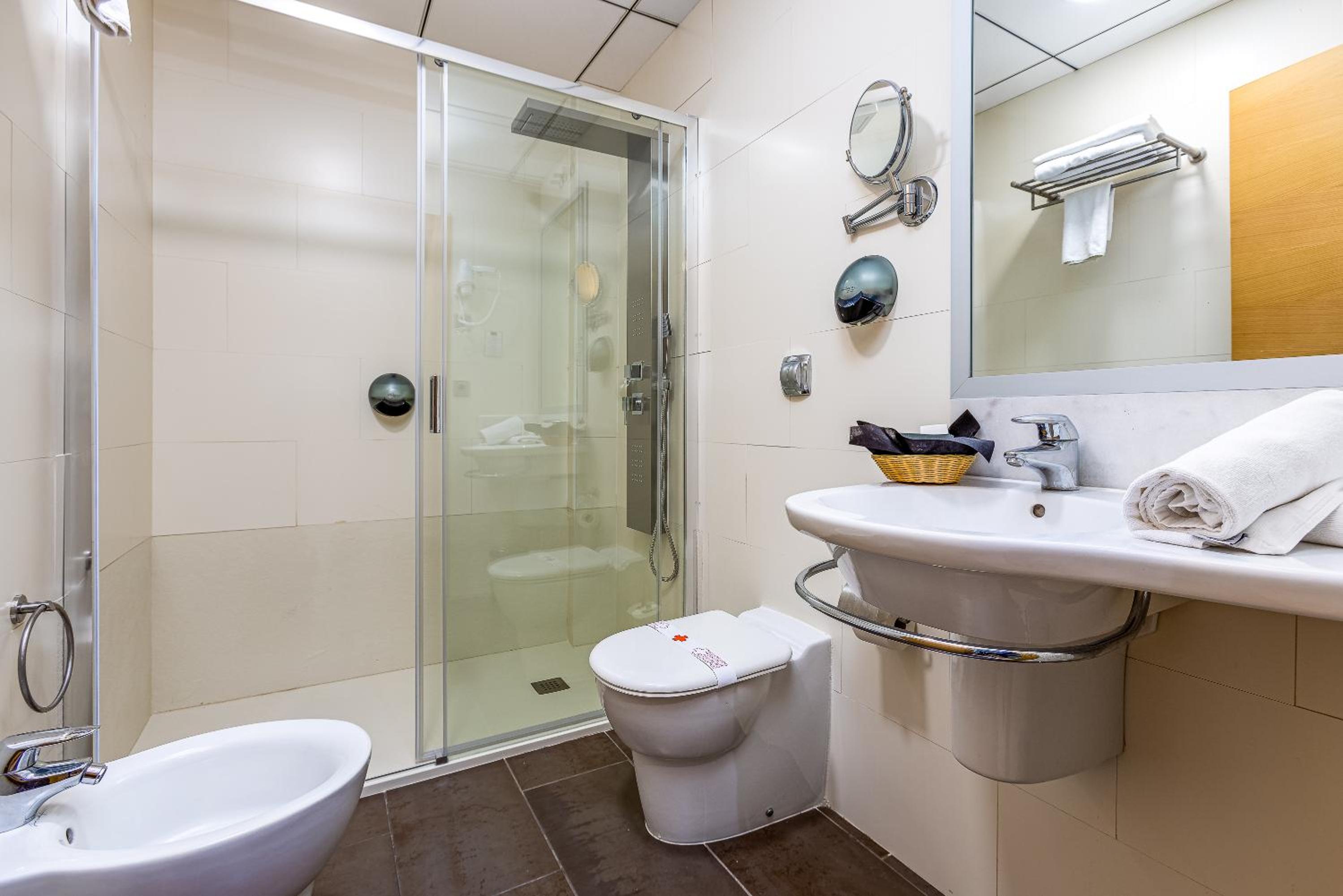 Superior Double or Twin Room with Pool View - Photo 4