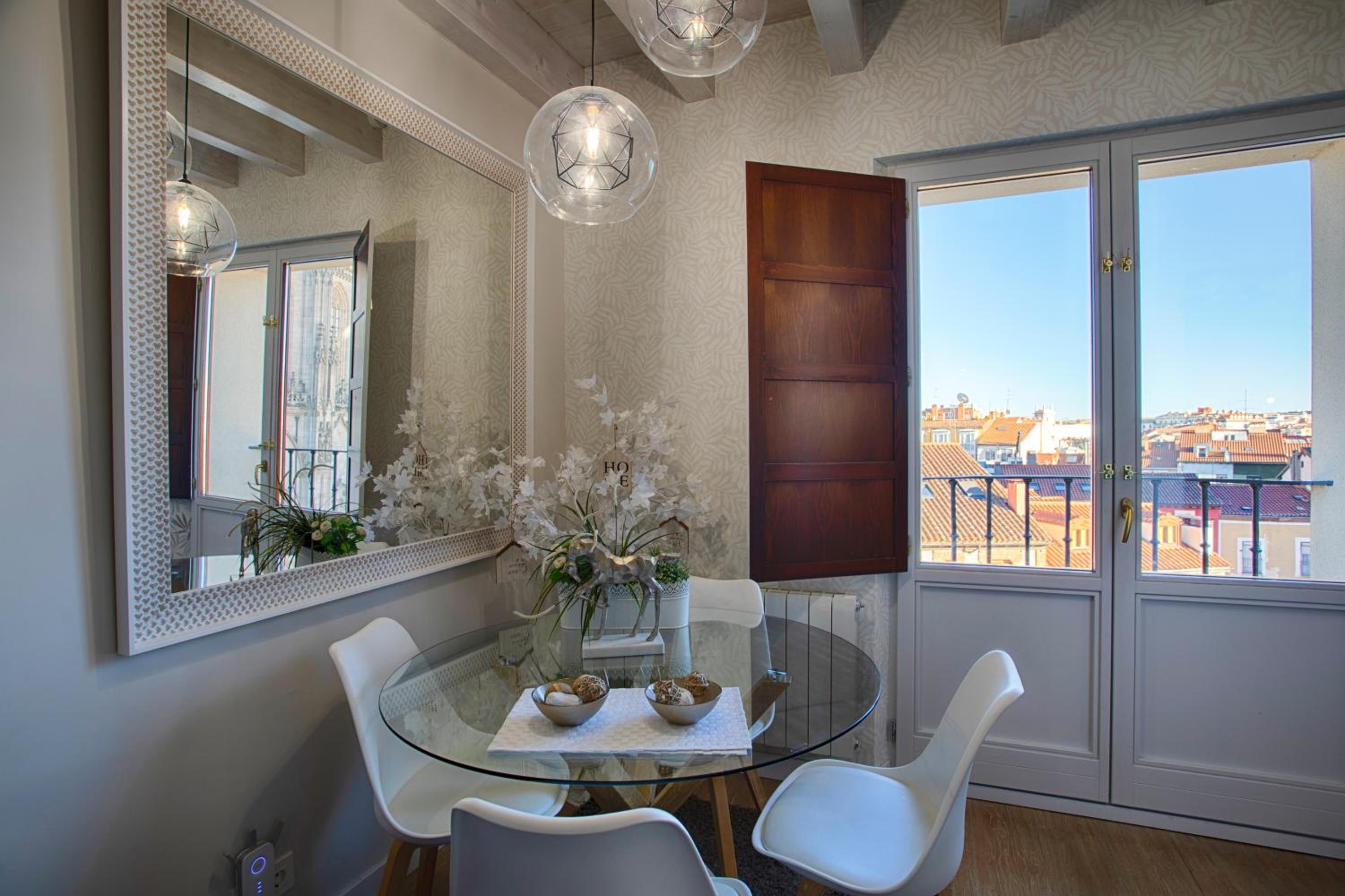 Apartment with Balcony - Photo 55